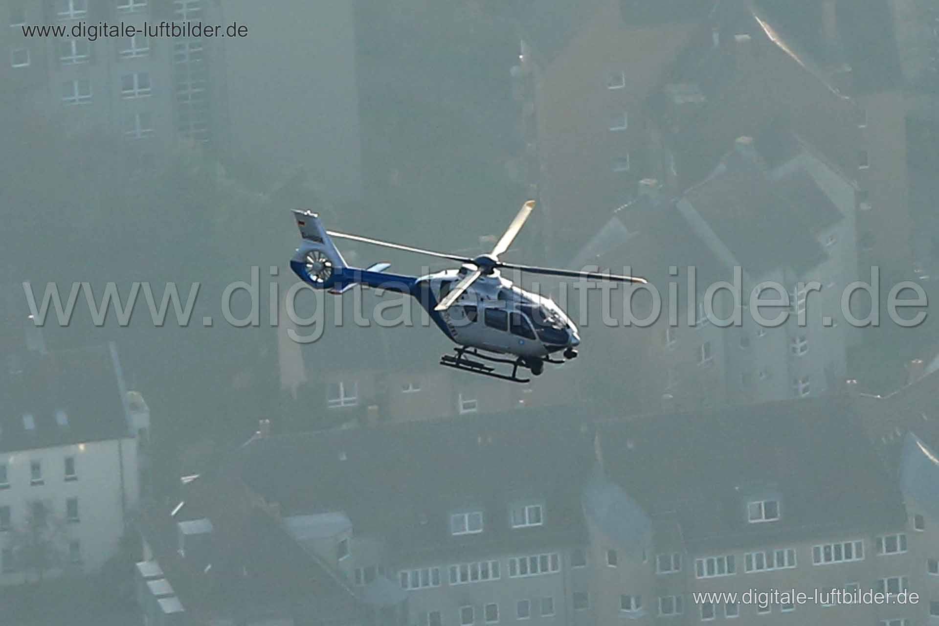Titel: Hubschrauber, Bildnummer: c231990, Ort / Stadt: Nürnberg, (Land)Kreis: kreisfreie Stadt Nürnberg, Regierungsbezirk: Mittelfranken, Bundesland: Bayern, Aufnahmedatum: 08.12.2016, Schlagwörter: Luftbild, Luftbilder, Luftbildfotografie, Luftaufnahme, Luftbildaufnahme, Luftfoto, Vogelperspektive, Vogelansicht, Deutschland, Schräg- und Senkrecht-Luftaufnahmen, Orthofotografie, Hubschrauber, Helikopter, Polizei, Polizeihubschrauber, Monat: Dezember, Jahreszeit: Winter, Tageszeit: Mittag / Nachm