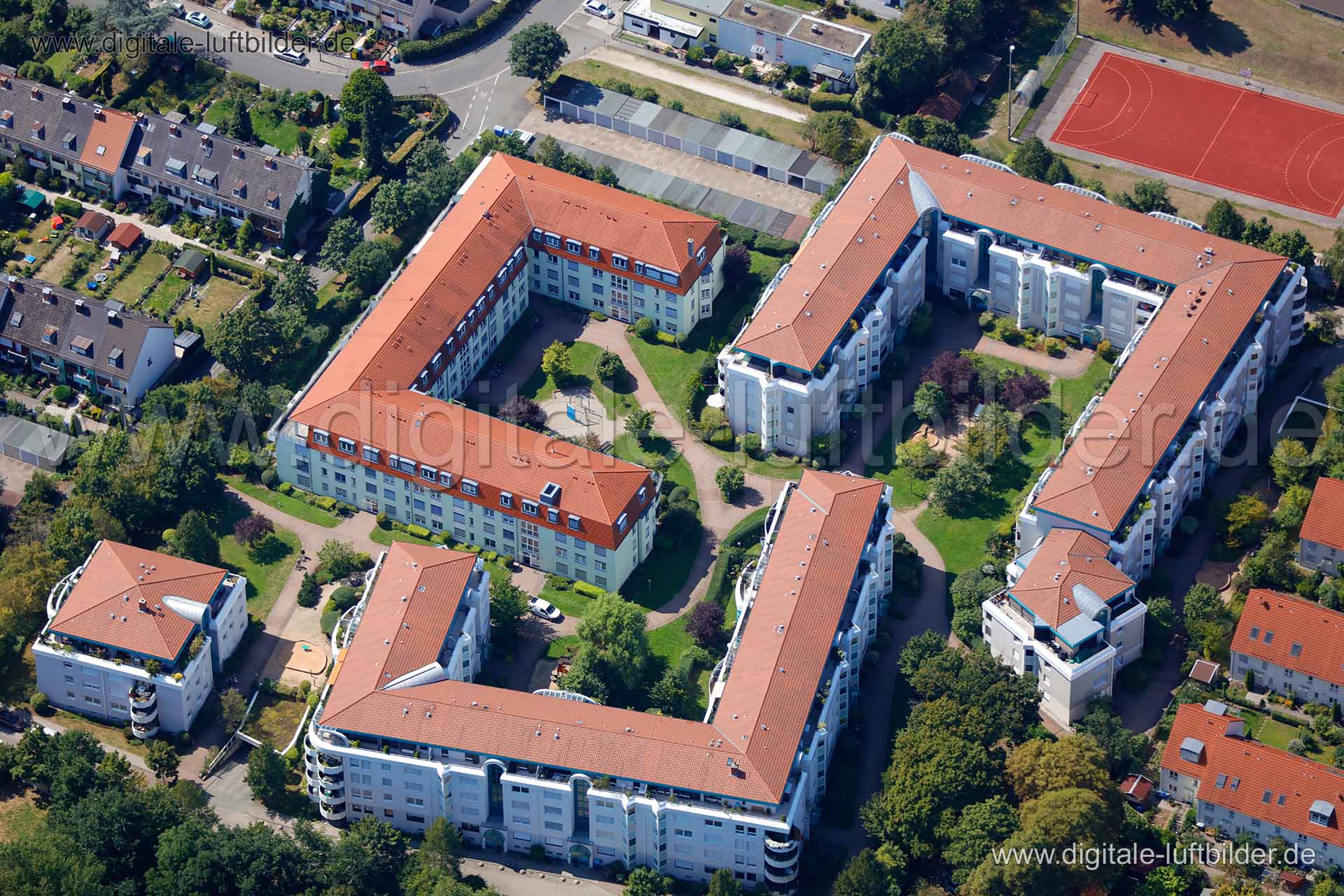Titel: Hugo-Distler-Straße, Bildnummer: c152210, Ort / Stadt: Nürnberg, (Land)Kreis: kreisfreie Stadt Nürnberg, Regierungsbezirk: Mittelfranken, Bundesland: Bayern, Aufnahmedatum: 26.08.2015, Schlagwörter: Luftbild, Luftbilder, Luftbildfotografie, Luftaufnahme, Luftbildaufnahme, Luftfoto, Vogelperspektive, Vogelansicht, Deutschland, Schräg- und Senkrecht-Luftaufnahmen, Orthofotografie, Ziegelstein, Hugo-Distler-Straße, Wohnanlage, Architektur, Falknerweg, Monat: August, Jahreszeit: Sommer, Tages