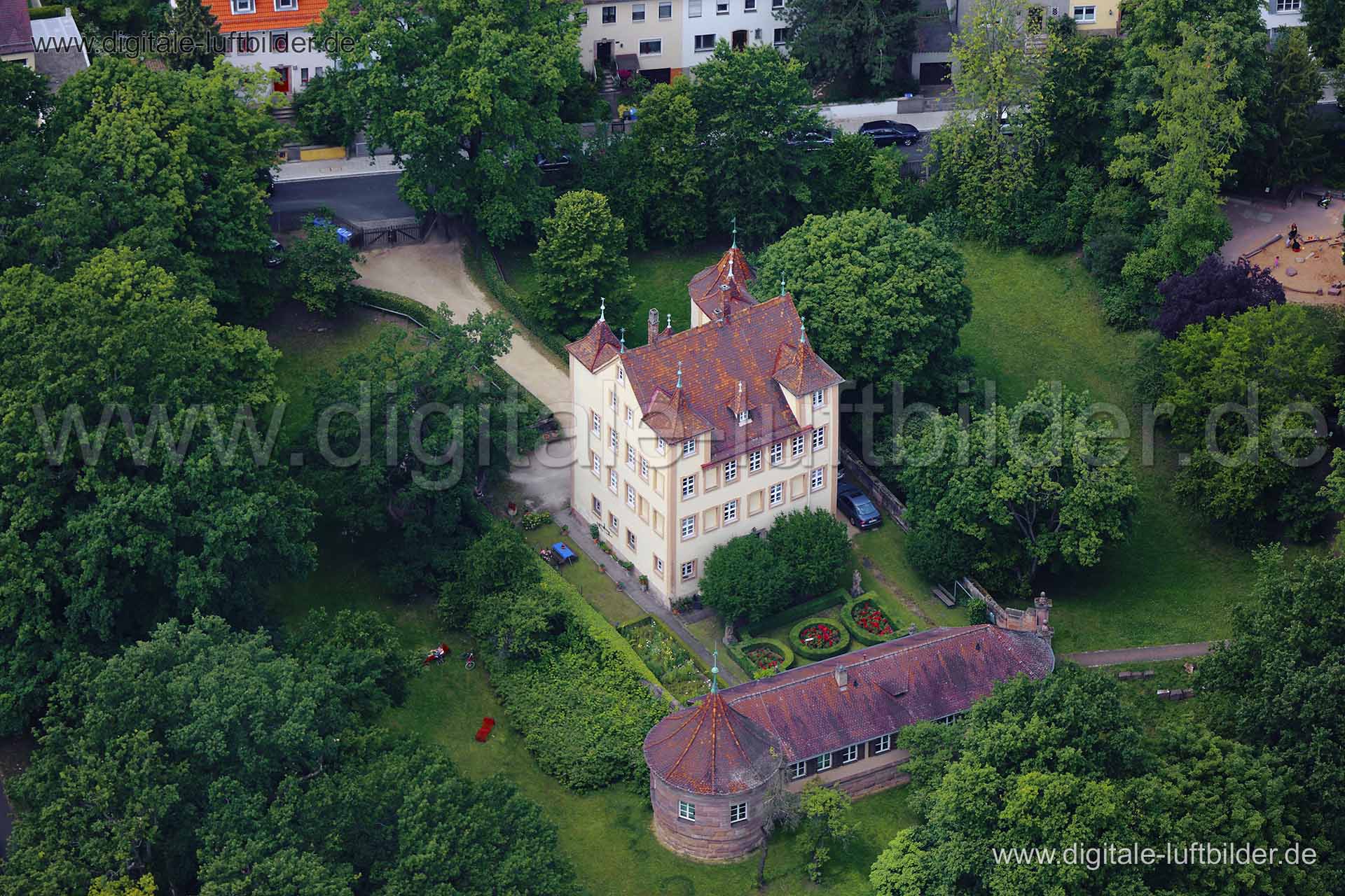 Titel: Hummelsteiner Schloss, Bildnummer: c110760, Ort / Stadt: Nürnberg, (Land)Kreis: kreisfreie Stadt Nürnberg, Regierungsbezirk: Mittelfranken, Bundesland: Bayern, Aufnahmedatum: 19.06.2014, Schlagwörter: Luftbild, Luftbilder, Luftbildfotografie, Luftaufnahme, Luftbildaufnahme, Luftfoto, Vogelperspektive, Vogelansicht, Deutschland, Schräg- und Senkrecht-Luftaufnahmen, Orthofotografie, Hummelsteiner Schloss, Park, Sandsteinbau, Südstadt, Normannenstraße, Burgen & Schlösser, Monat: Juni, Jahres