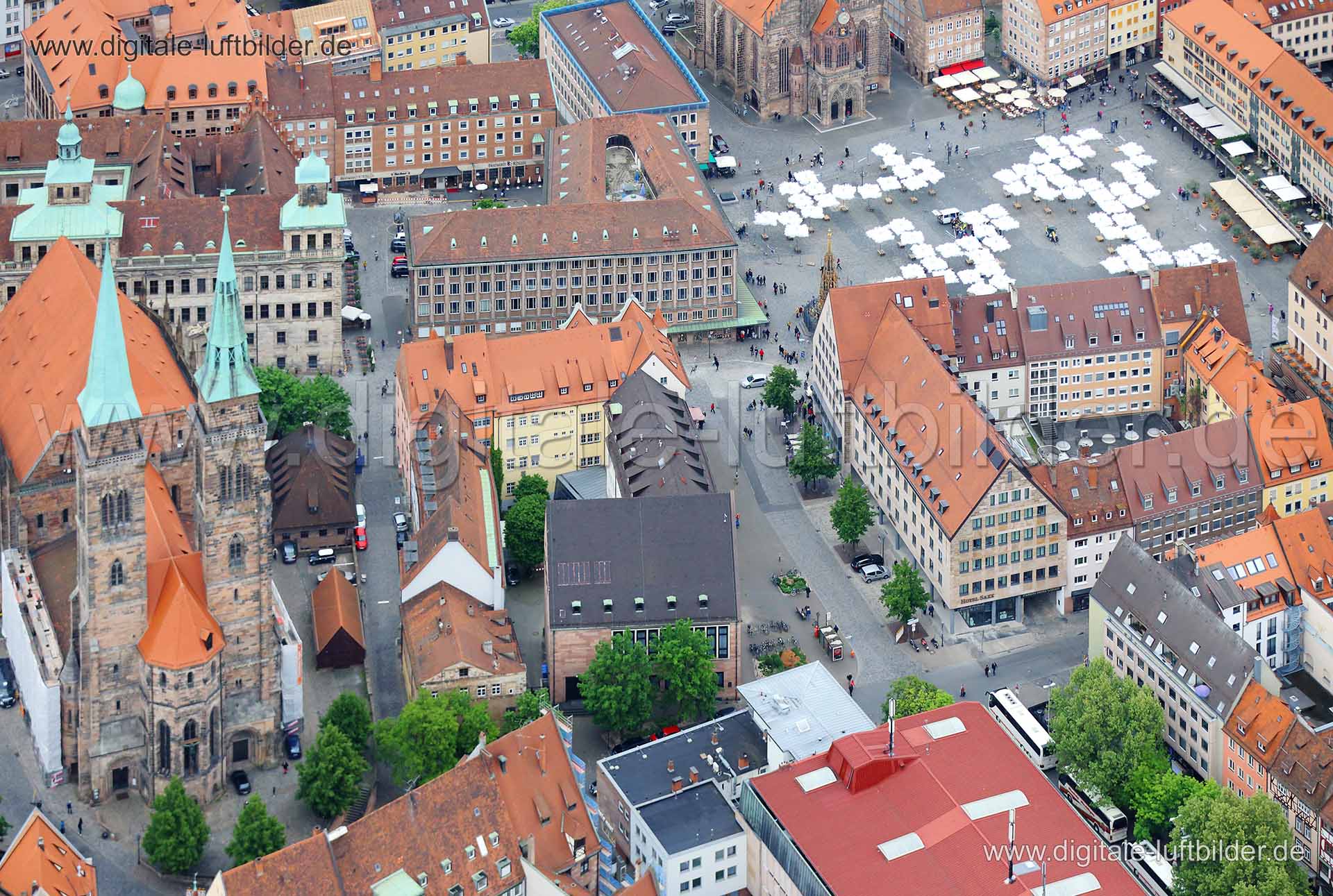 Titel: IHK Waaggasse, Bildnummer: c108750, Ort / Stadt: Nürnberg, (Land)Kreis: kreisfreie Stadt Nürnberg, Regierungsbezirk: Mittelfranken, Bundesland: Bayern, Aufnahmedatum: 03.05.2014, Schlagwörter: Luftbild, Luftbilder, Luftbildfotografie, Luftaufnahme, Luftbildaufnahme, Luftfoto, Vogelperspektive, Vogelansicht, Deutschland, Schräg- und Senkrecht-Luftaufnahmen, Orthofotografie, Winklerstraße, Altstadt, Innenstadt, IHK, Waaggasse, IHK Mittelfranken, Hauptmarkt, Schulgäßchen, Industrie- und Hand