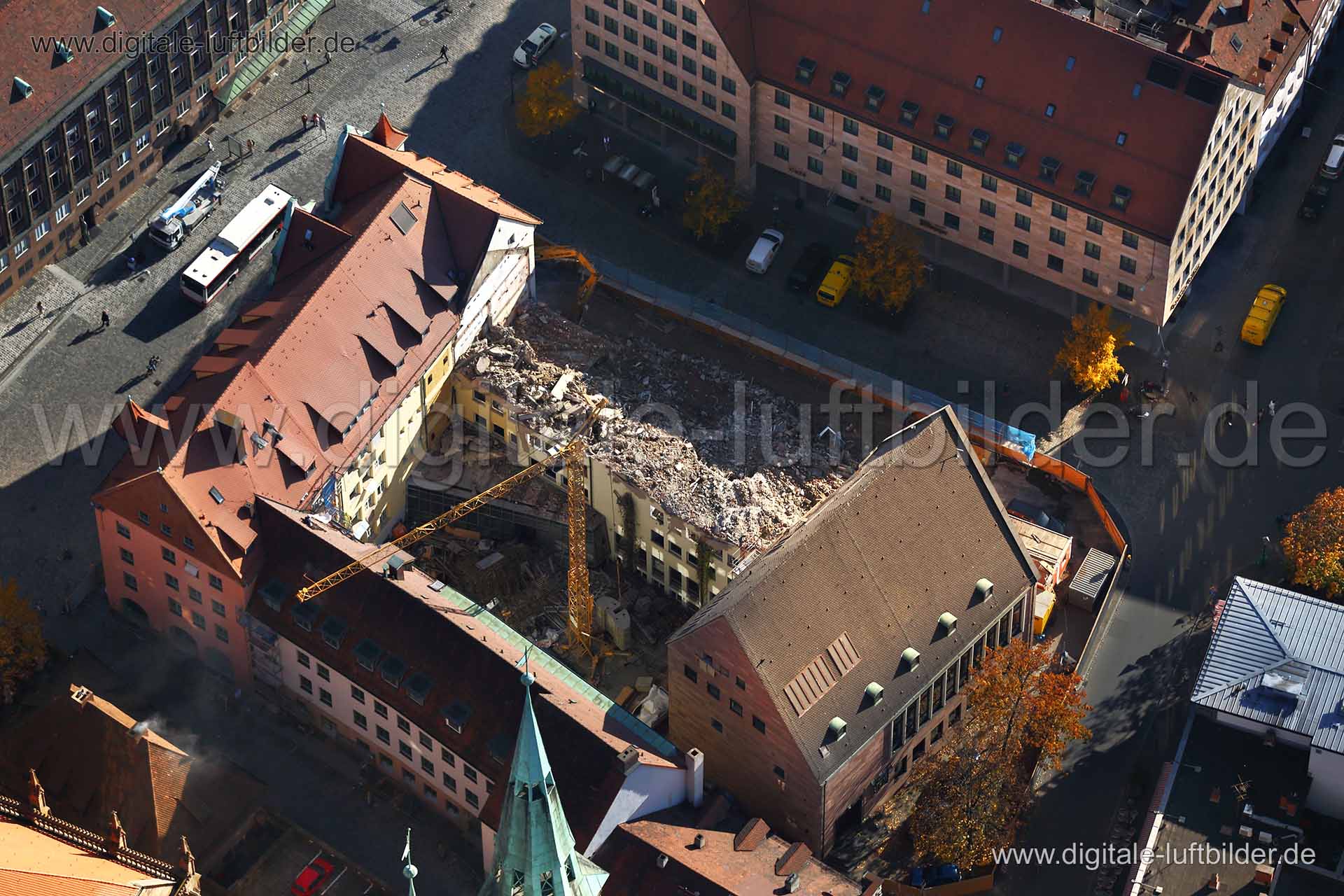 Titel: IHK Waaggasse, Bildnummer: c121760, Ort / Stadt: Nürnberg, (Land)Kreis: kreisfreie Stadt Nürnberg, Regierungsbezirk: Mittelfranken, Bundesland: Bayern, Aufnahmedatum: 03.11.2014, Schlagwörter: Luftbild, Luftbilder, Luftbildfotografie, Luftaufnahme, Luftbildaufnahme, Luftfoto, Vogelperspektive, Vogelansicht, Deutschland, Schräg- und Senkrecht-Luftaufnahmen, Orthofotografie, IHK, Waaggasse, Baustelle, Abriss, Altstadt, Industrie- und Handelskammer, Gewerbeflächen & Gewerbeimmobilien, IHK Wa