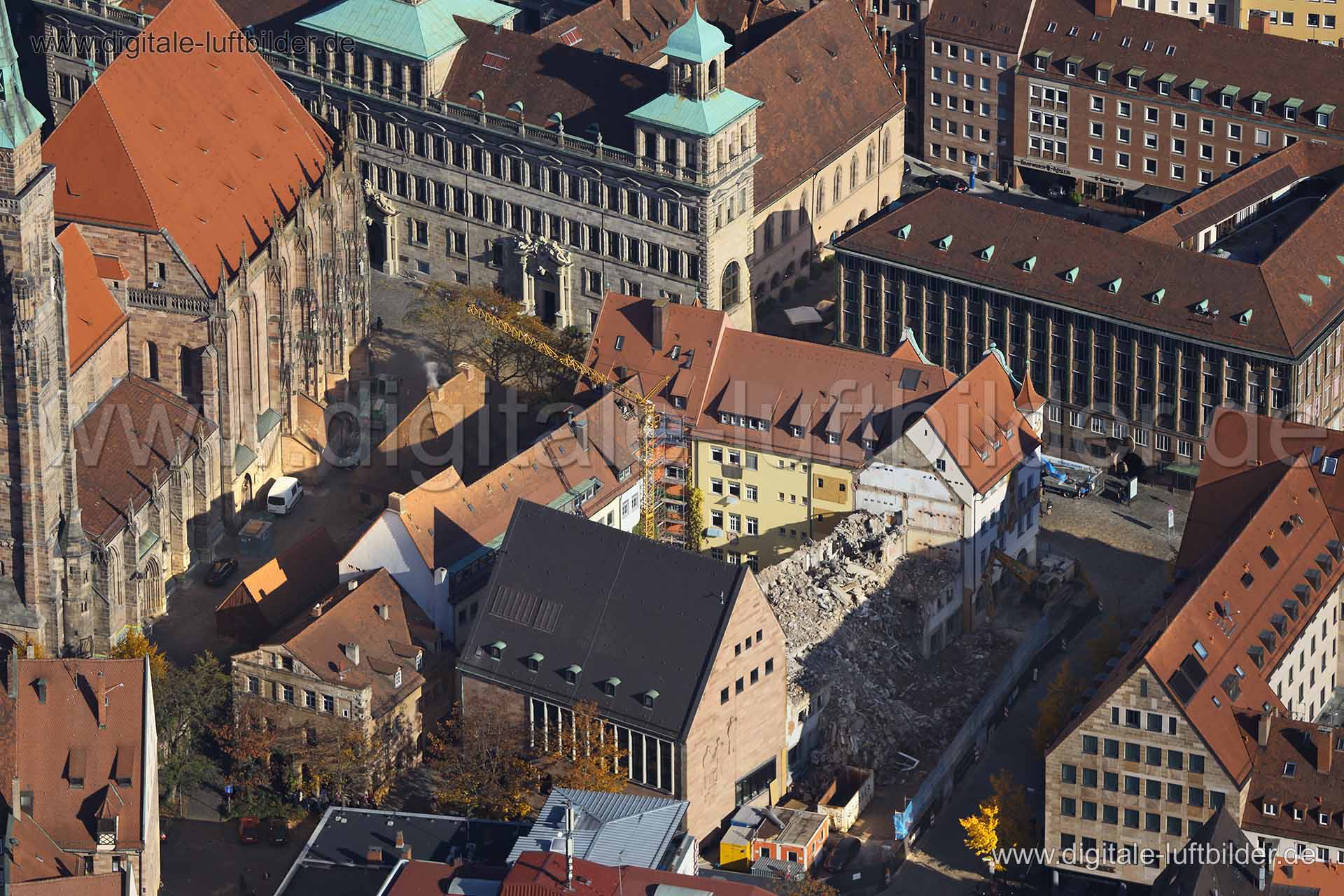 Titel: IHK Waaggasse, Bildnummer: c121810, Ort / Stadt: Nürnberg, (Land)Kreis: kreisfreie Stadt Nürnberg, Regierungsbezirk: Mittelfranken, Bundesland: Bayern, Aufnahmedatum: 03.11.2014, Schlagwörter: Luftbild, Luftbilder, Luftbildfotografie, Luftaufnahme, Luftbildaufnahme, Luftfoto, Vogelperspektive, Vogelansicht, Deutschland, Schräg- und Senkrecht-Luftaufnahmen, Orthofotografie, IHK, Waaggasse, Baustelle, Abriss, Altstadt, Rathaus, Industrie- und Handelskammer, Gewerbeflächen & Gewerbeimmobilie