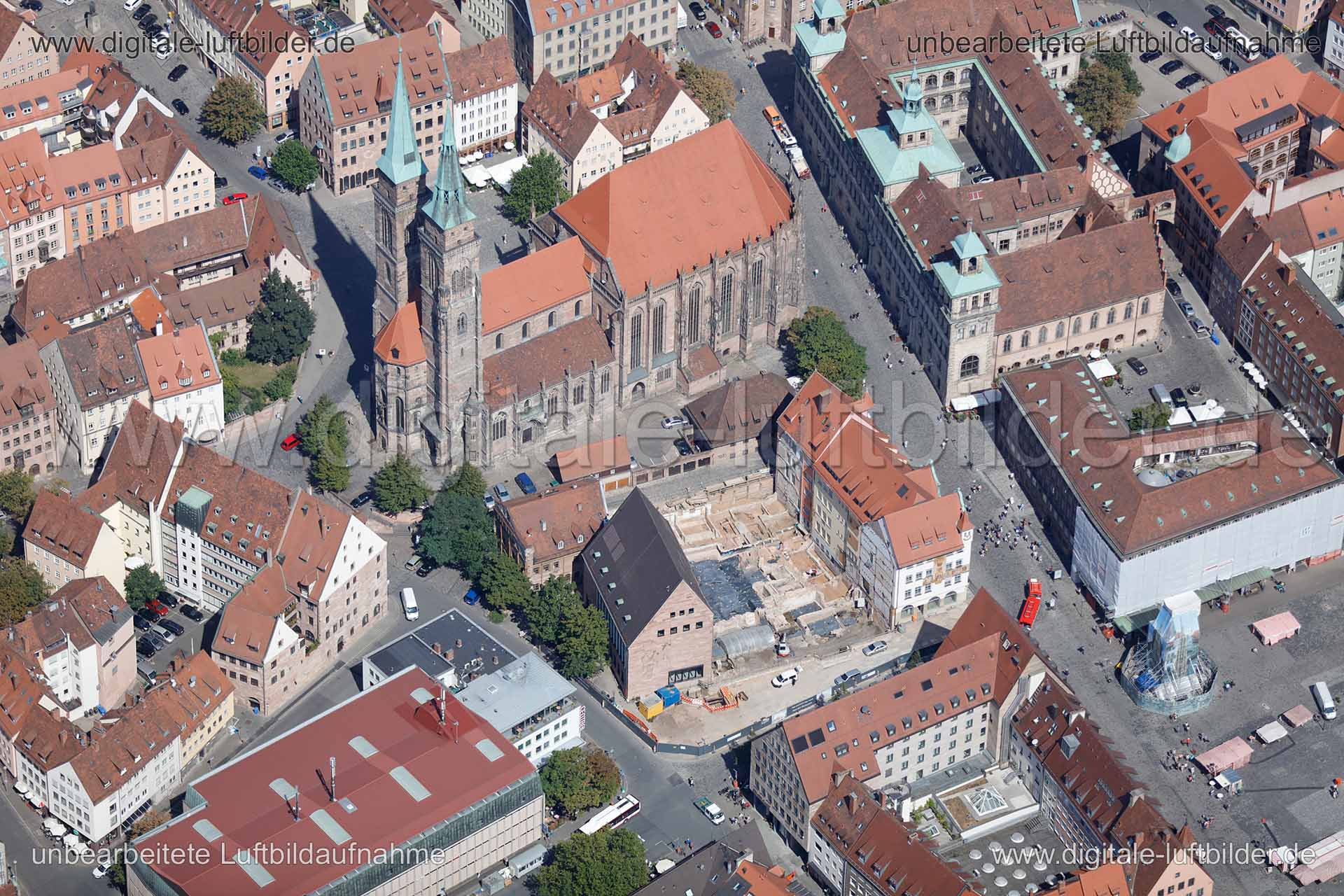 Titel: IHK Waaggasse, Bildnummer: c155020, Ort / Stadt: Nürnberg, (Land)Kreis: kreisfreie Stadt Nürnberg, Regierungsbezirk: Mittelfranken, Bundesland: Bayern, Aufnahmedatum: 26.08.2015, Schlagwörter: Luftbild, Luftbilder, Luftbildfotografie, Luftaufnahme, Luftbildaufnahme, Luftfoto, Vogelperspektive, Vogelansicht, Deutschland, Schräg- und Senkrecht-Luftaufnahmen, Orthofotografie, Waaggasse, Winklerstraße, Hauptmarkt, Schöner Brunnen, IHK, Industrie- und Handelskammer, Tuchgasse, St. Sebald, 9040