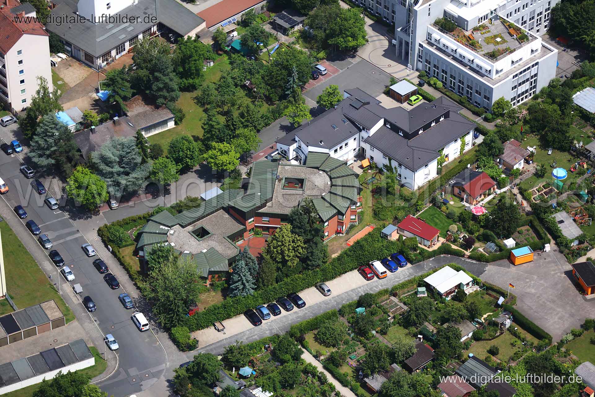 Titel: Irgendwo bei Röthenbach, Bildnummer: c111470, Ort / Stadt: Nürnberg, (Land)Kreis: kreisfreie Stadt Nürnberg, Regierungsbezirk: Mittelfranken, Bundesland: Bayern, Aufnahmedatum: 19.06.2014, Schlagwörter: Luftbild, Luftbilder, Luftbildfotografie, Luftaufnahme, Luftbildaufnahme, Luftfoto, Vogelperspektive, Vogelansicht, Deutschland, Schräg- und Senkrecht-Luftaufnahmen, Orthofotografie, Irgendwo, Architektur, Schweinau, Röthenbach, Irgendwo bei Röthenbach, Monat: Juni, Jahreszeit: Sommer, Tag