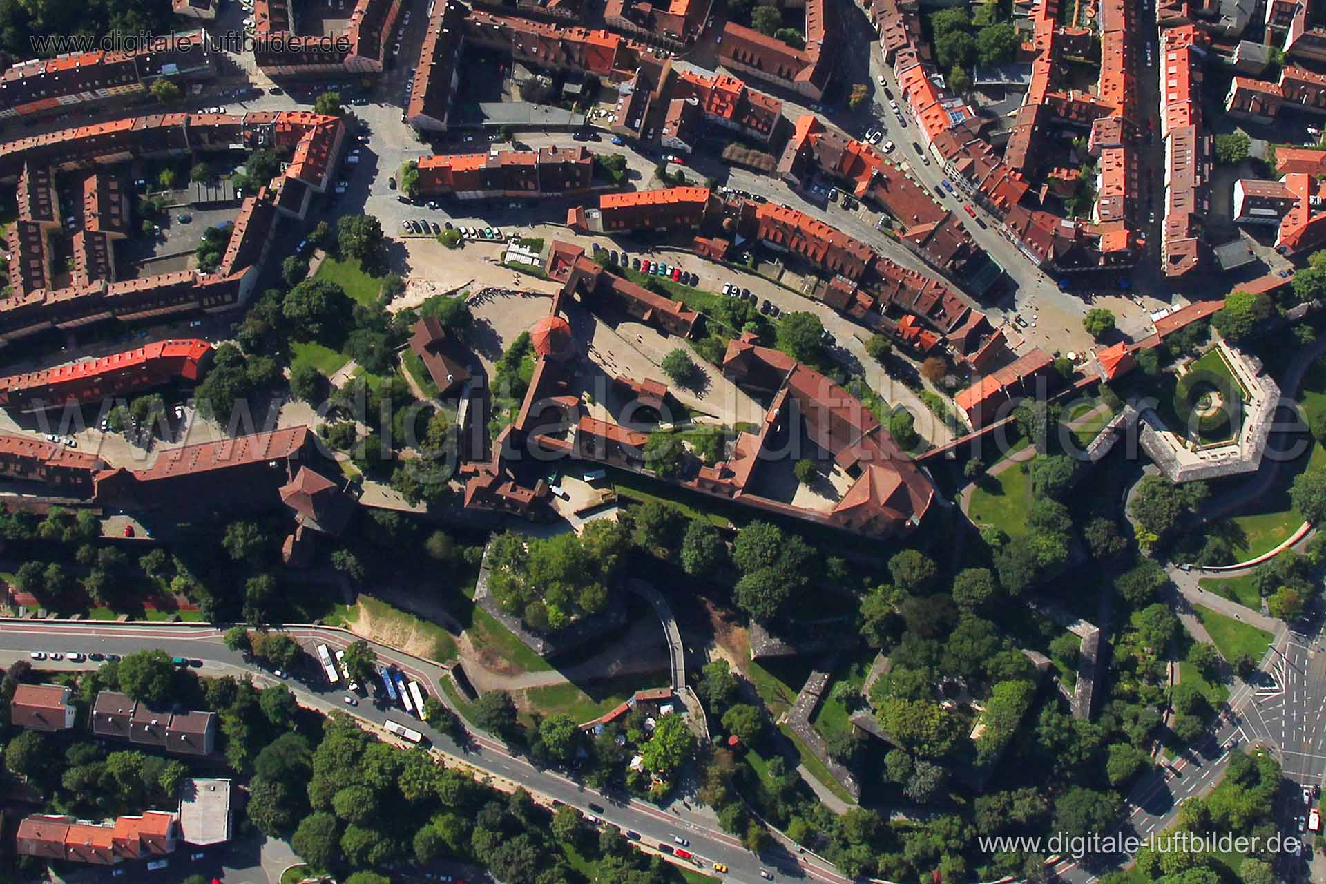 Titel: Kaiserburg, Bildnummer: cc18060, Ort / Stadt: Nürnberg, (Land)Kreis: kreisfreie Stadt Nürnberg, Regierungsbezirk: Mittelfranken, Bundesland: Bayern, Aufnahmedatum: 21.08.2010, Schlagwörter: Luftbild, Luftbilder, Luftbildfotografie, Luftaufnahme, Luftbildaufnahme, Luftfoto, Vogelperspektive, Vogelansicht, Deutschland, Schräg- und Senkrecht-Luftaufnahmen, Orthofotografie, Kaiserburg, Burg, Senkrechtaufnahme, Bürgermeistergarten, Burggraben, Burggarten, Am Ölberg, Obere Schmiedgasse, Vestner