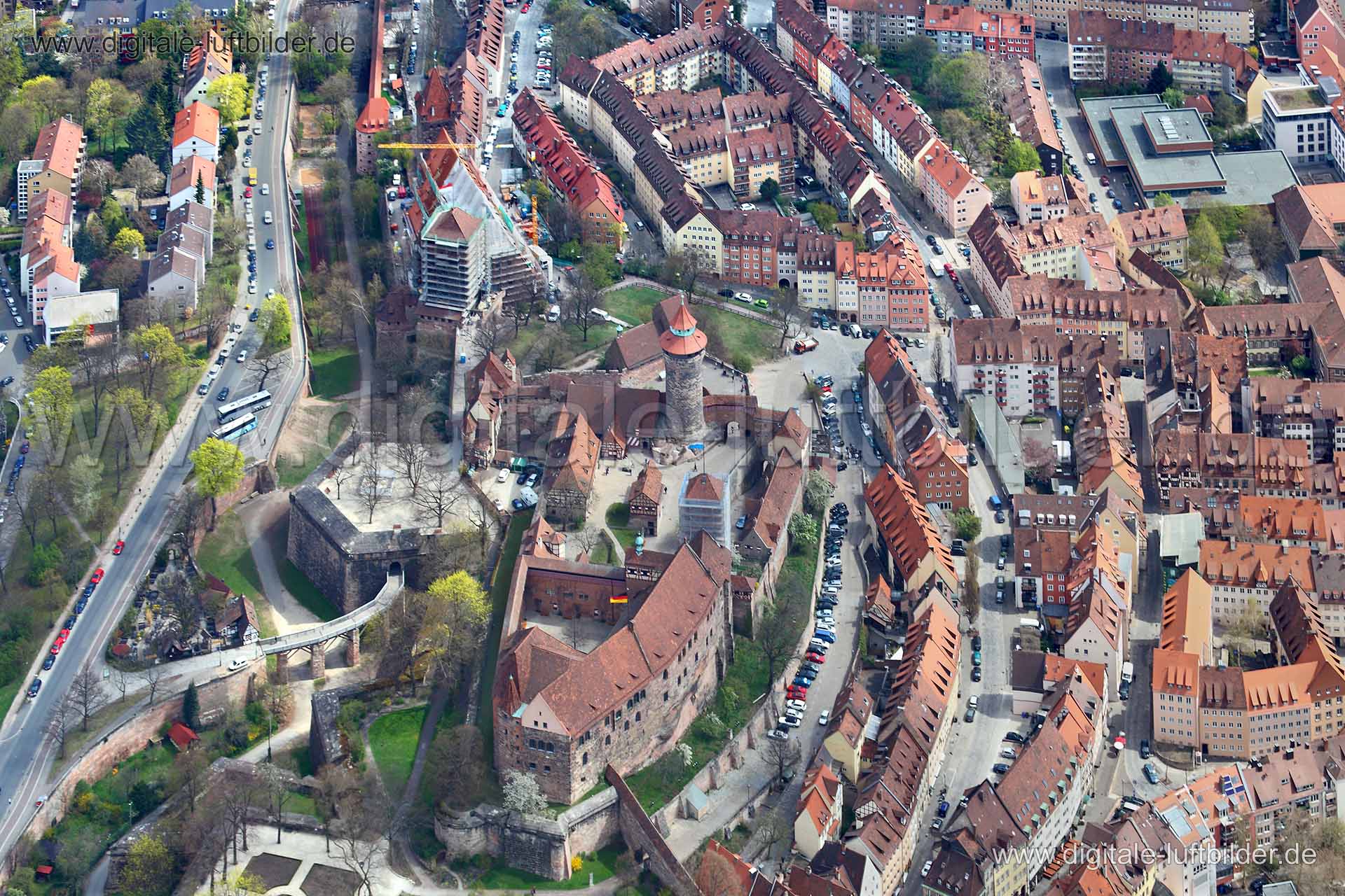 Titel: Kaiserburg, Bildnummer: cc52890, Ort / Stadt: Nürnberg, (Land)Kreis: kreisfreie Stadt Nürnberg, Regierungsbezirk: Mittelfranken, Bundesland: Bayern, Aufnahmedatum: 17.04.2012, Schlagwörter: Luftbild, Luftbilder, Luftbildfotografie, Luftaufnahme, Luftbildaufnahme, Luftfoto, Vogelperspektive, Vogelansicht, Deutschland, Schräg- und Senkrecht-Luftaufnahmen, Orthofotografie, Kaiserburg, Burgraben, Burggarten, Burg, Schlossgarten, Altstadt, Albrecht Dürer, Maxtorgraben, Maxtormauer, Burgmauer,