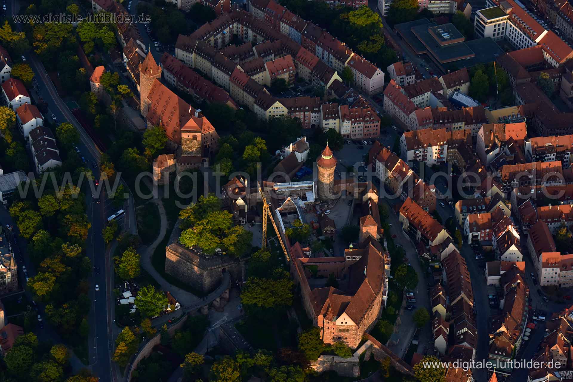 Titel: Kaiserburg, Bildnummer: n330530, Ort / Stadt: Nürnberg, (Land)Kreis: kreisfreie Stadt Nürnberg, Regierungsbezirk: Mittelfranken, Bundesland: Bayern, Aufnahmedatum: 23.08.2019, Schlagwörter: Luftbild, Luftbilder, Luftbildfotografie, Luftaufnahme, Luftbildaufnahme, Luftfoto, Vogelperspektive, Vogelansicht, Deutschland, Schräg- und Senkrecht-Luftaufnahmen, Orthofotografie, 90403, 90402, Bergstraße, Obere Schmiedgasse, Albrecht-Dürer-Straße, Schildgasse, Burgstraße, Untere Schmiedgasse, Grund