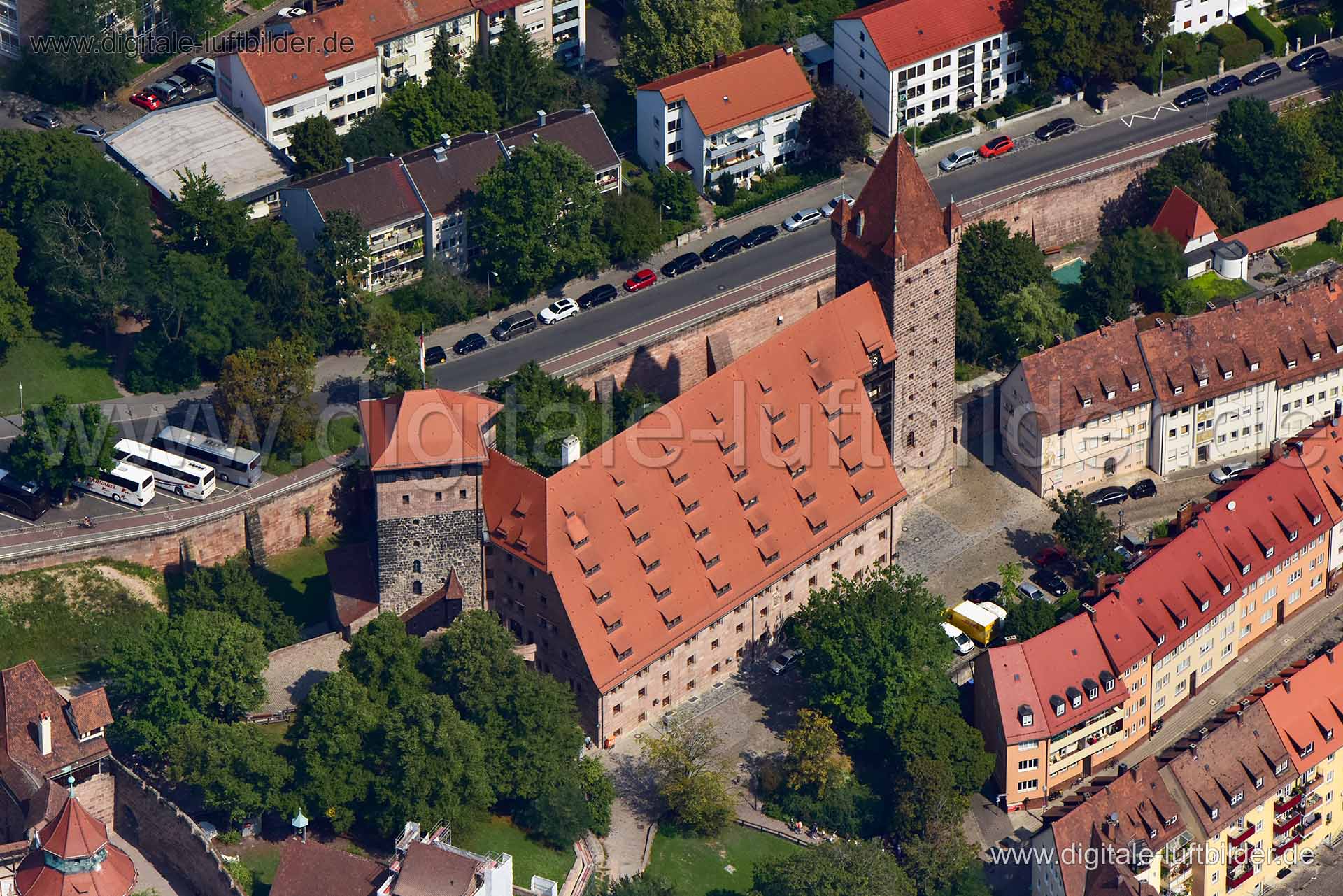 Titel: Kaiserburg, Bildnummer: n342310, Ort / Stadt: Nürnberg, (Land)Kreis: kreisfreie Stadt Nürnberg, Regierungsbezirk: Mittelfranken, Bundesland: Bayern, Aufnahmedatum: 24.08.2019, Schlagwörter: Luftbild, Luftbilder, Luftbildfotografie, Luftaufnahme, Luftbildaufnahme, Luftfoto, Vogelperspektive, Vogelansicht, Deutschland, Schräg- und Senkrecht-Luftaufnahmen, Orthofotografie, 90403, 90402, Grundherrngäßchen, Untere Söldnersgasse, Laufertormauer, Neutormauer, Obere Söldnersgasse, Kartäusertor, B