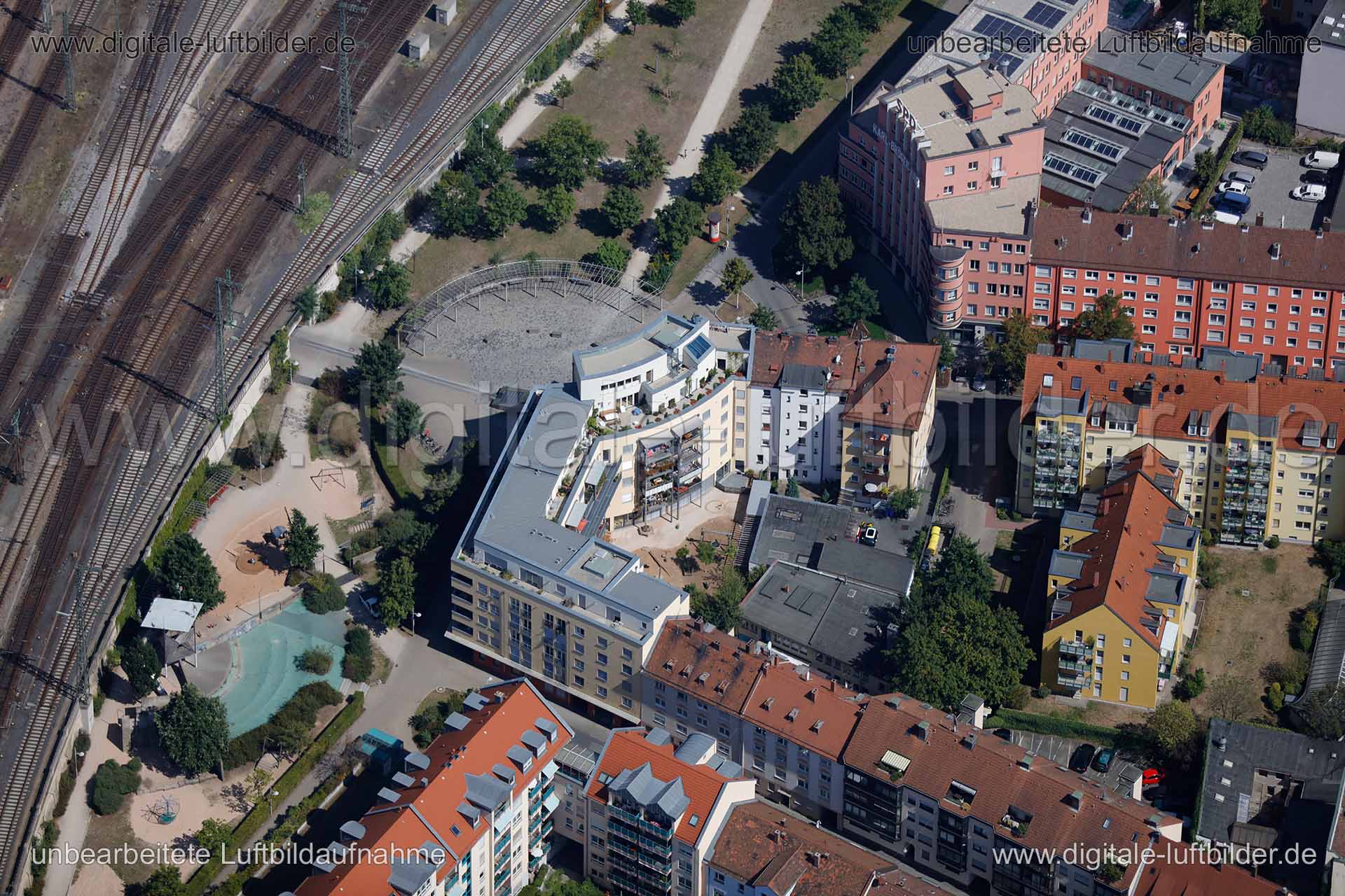 Titel: Karl-Bröger-Platz, Bildnummer: c155190, Ort / Stadt: Nürnberg, (Land)Kreis: kreisfreie Stadt Nürnberg, Regierungsbezirk: Mittelfranken, Bundesland: Bayern, Aufnahmedatum: 26.08.2015, Schlagwörter: Luftbild, Luftbilder, Luftbildfotografie, Luftaufnahme, Luftbildaufnahme, Luftfoto, Vogelperspektive, Vogelansicht, Deutschland, Schräg- und Senkrecht-Luftaufnahmen, Orthofotografie, Karl-Bröger-Straße, 90459, Südstadt, Paradiesstraße, Südstadtpark, Tafelhof, Karl-Bröger-Platz, Monat: August, Ja