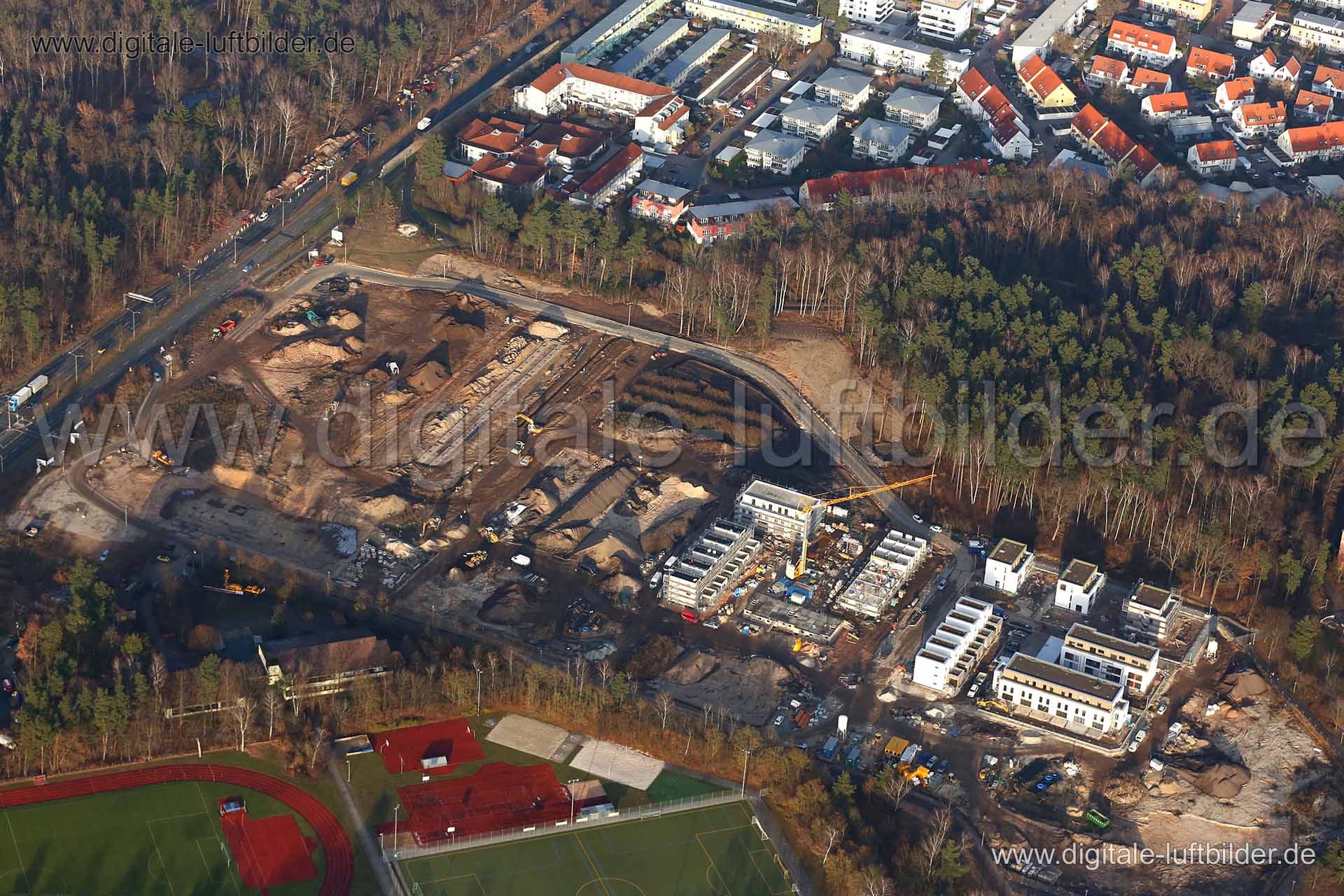Titel: Karl-Schönleben-Park, Bildnummer: c232080, Ort / Stadt: Nürnberg, (Land)Kreis: kreisfreie Stadt Nürnberg, Regierungsbezirk: Mittelfranken, Bundesland: Bayern, Aufnahmedatum: 08.12.2016, Schlagwörter: Luftbild, Luftbilder, Luftbildfotografie, Luftaufnahme, Luftbildaufnahme, Luftfoto, Vogelperspektive, Vogelansicht, Deutschland, Schräg- und Senkrecht-Luftaufnahmen, Orthofotografie, Karl-Schönleben-Straße, Neubau, Baustelle, Wohngebiet, Bertolt-Brecht-Schule, Montessoristraße, Sportplatz, Fu