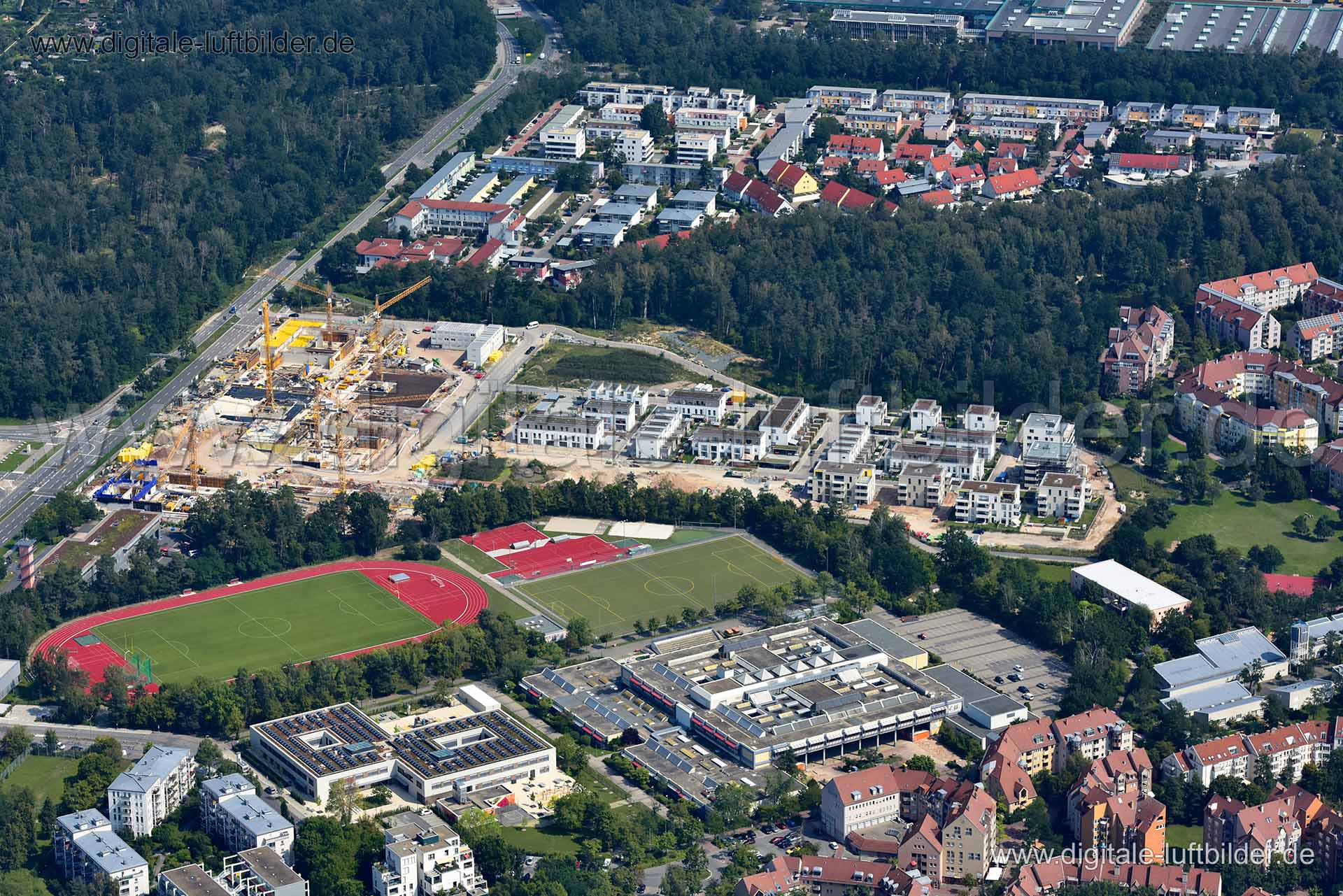 Titel: Karl-Schönleben-Straße, Bildnummer: n341370, Ort / Stadt: Nürnberg, (Land)Kreis: kreisfreie Stadt Nürnberg, Regierungsbezirk: Mittelfranken, Bundesland: Bayern, Aufnahmedatum: 24.08.2019, Schlagwörter: Luftbild, Luftbilder, Luftbildfotografie, Luftaufnahme, Luftbildaufnahme, Luftfoto, Vogelperspektive, Vogelansicht, Deutschland, Schräg- und Senkrecht-Luftaufnahmen, Orthofotografie, 90471, Montessoristraße, Hans-Fallada-Straße, Leonhard-Heiden-Straße, Herbert-Hisel-Weg, Tucholskystraße, An