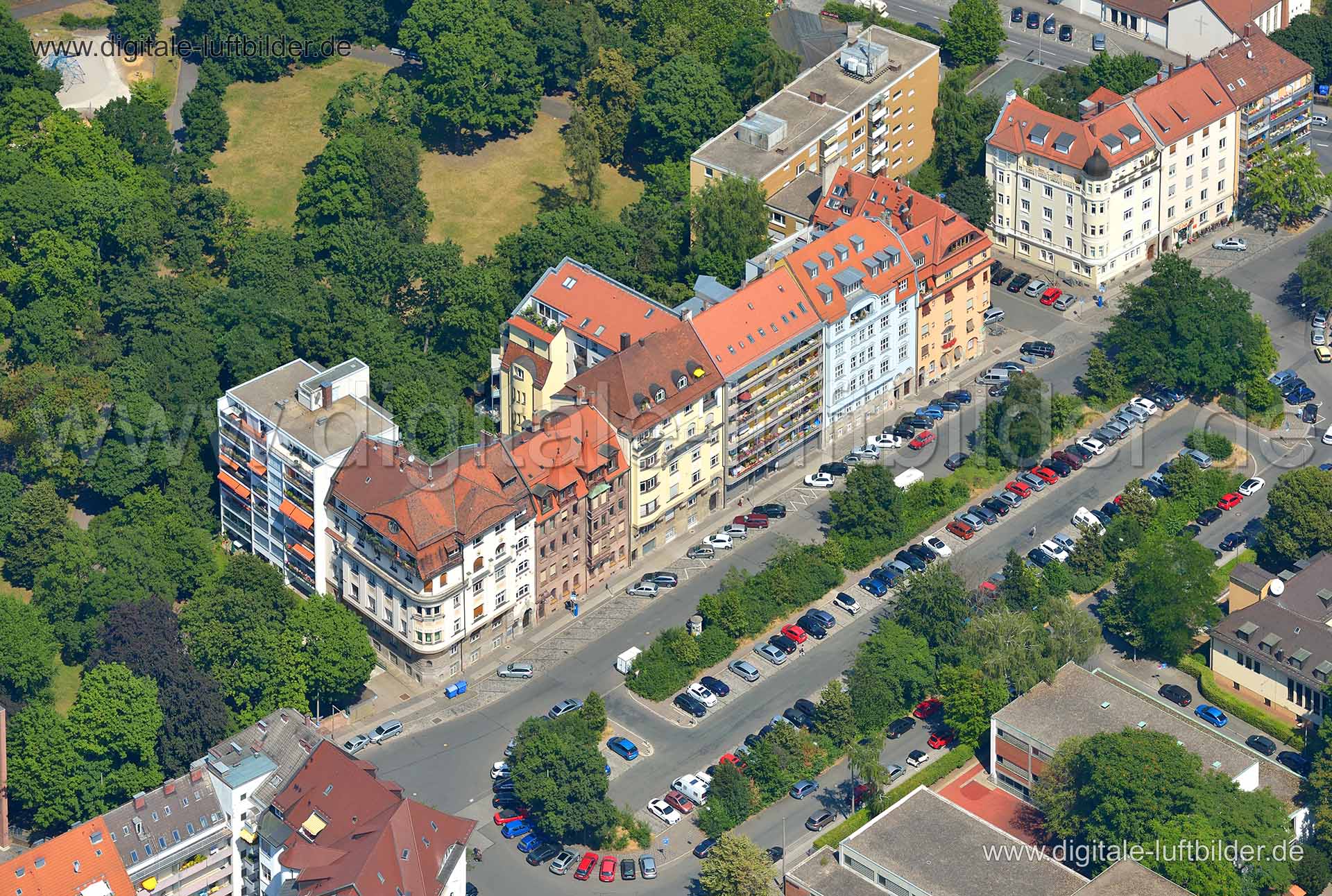 Titel: Keßlerplatz, Bildnummer: n055670, Ort / Stadt: Nürnberg, (Land)Kreis: kreisfreie Stadt Nürnberg, Regierungsbezirk: Mittelfranken, Bundesland: Bayern, Aufnahmedatum: 19.07.2013, Schlagwörter: Luftbild, Luftbilder, Luftbildfotografie, Luftaufnahme, Luftbildaufnahme, Luftfoto, Vogelperspektive, Vogelansicht, Deutschland, Schräg- und Senkrecht-Luftaufnahmen, Orthofotografie, Keßlerplatz, Parkplatz, Parkplätze, Arnulfstraße, Wöhrd, Monat: Juli, Jahreszeit: Sommer, Tageszeit: Mittag / Nachmitta