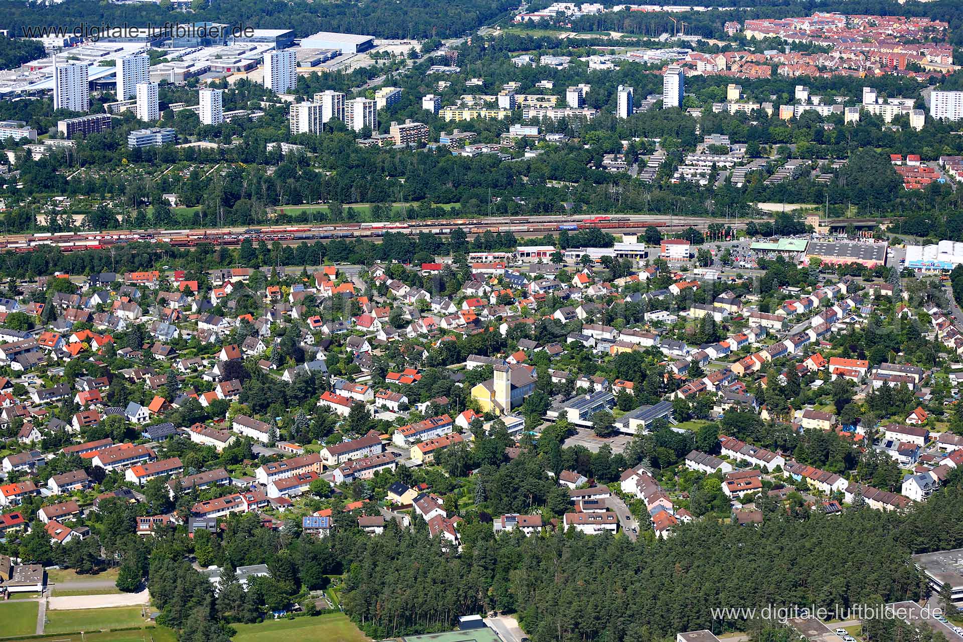 Titel: Kettelersiedlung, Bildnummer: c226040, Ort / Stadt: Nürnberg, (Land)Kreis: kreisfreie Stadt Nürnberg, Regierungsbezirk: Mittelfranken, Bundesland: Bayern, Aufnahmedatum: 23.06.2016, Schlagwörter: Luftbild, Luftbilder, Luftbildfotografie, Luftaufnahme, Luftbildaufnahme, Luftfoto, Vogelperspektive, Vogelansicht, Deutschland, Schräg- und Senkrecht-Luftaufnahmen, Orthofotografie, Kettelersiedlung, Kettelerstraße, Leerstetter Straße, Hubert-Perlitius-Weg, Königshammerstraße, Worzeldorfer Straß