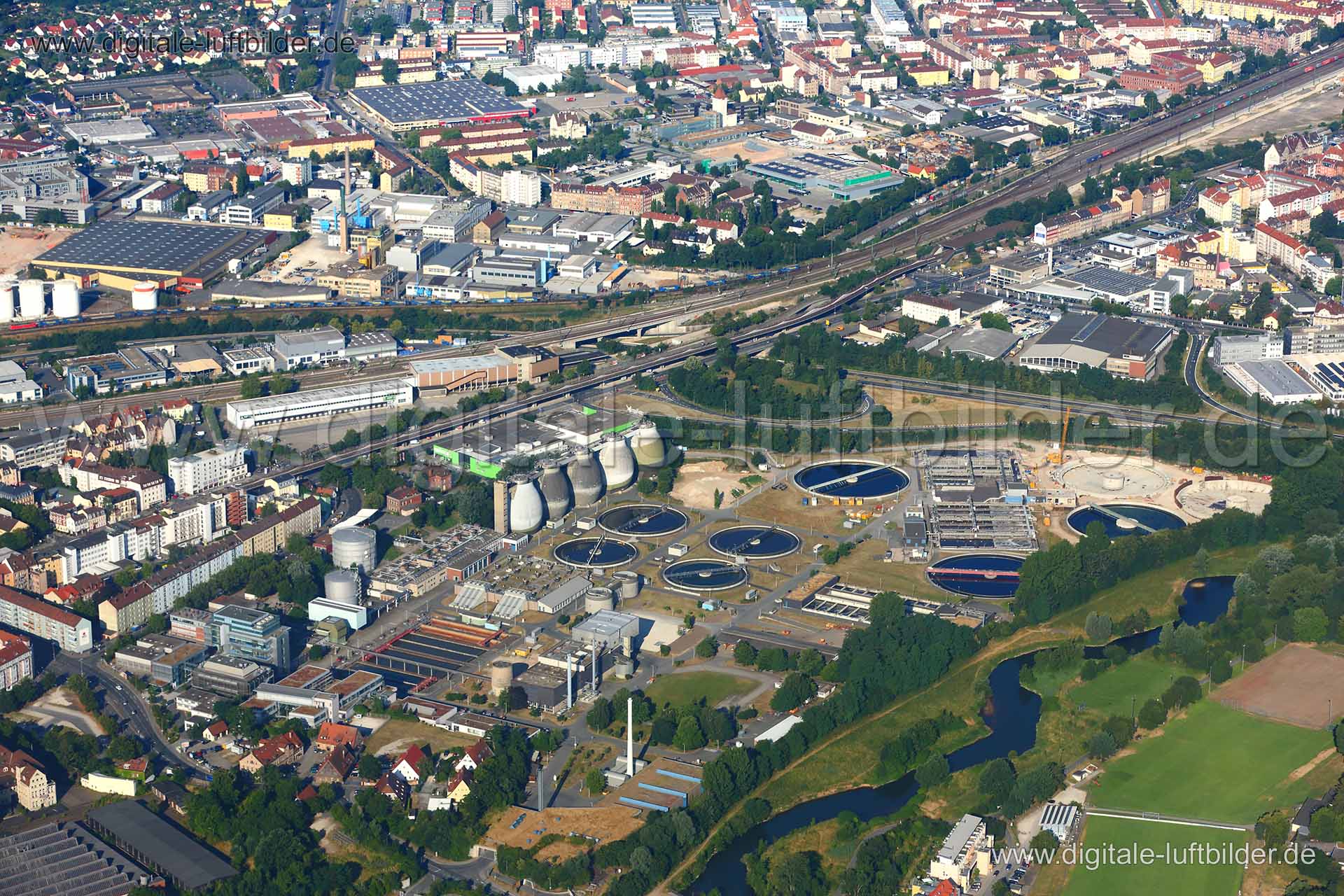 Titel: Klärwerk, Bildnummer: c068840, Ort / Stadt: Nürnberg, (Land)Kreis: kreisfreie Stadt Nürnberg, Regierungsbezirk: Mittelfranken, Bundesland: Bayern, Aufnahmedatum: 20.07.2013, Schlagwörter: Luftbild, Luftbilder, Luftbildfotografie, Luftaufnahme, Luftbildaufnahme, Luftfoto, Vogelperspektive, Vogelansicht, Deutschland, Schräg- und Senkrecht-Luftaufnahmen, Orthofotografie, Doos, Stadtgrenze, Kläranlage, Klärwerk, Klärbecken, Pegnitz, Fürther Straße, Gewässer, Gewerbeflächen & Gewerbeimmobilien