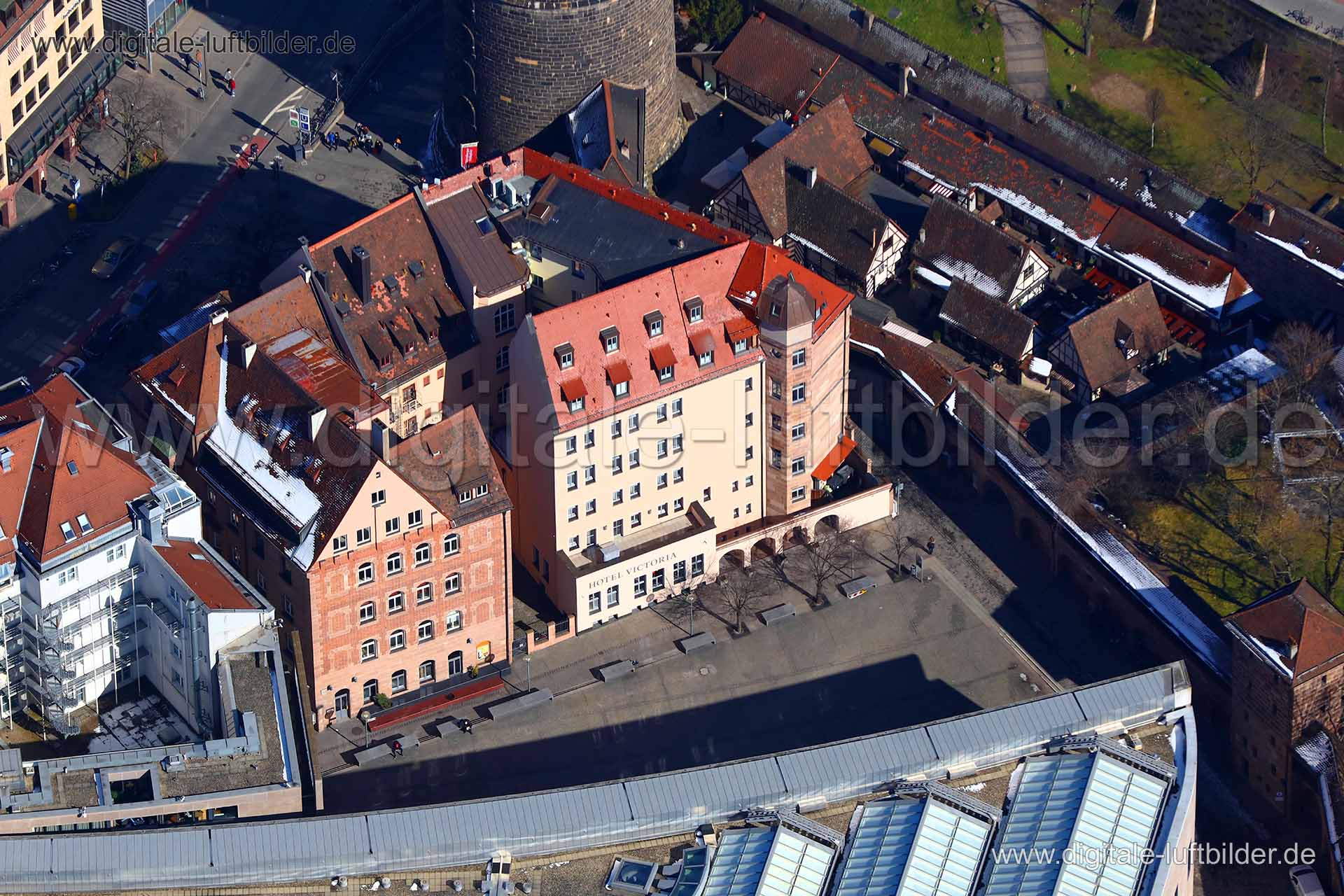 Titel: Klarissenplatz, Bildnummer: c250900, Ort / Stadt: Nürnberg, (Land)Kreis: kreisfreie Stadt Nürnberg, Regierungsbezirk: Mittelfranken, Bundesland: Bayern, Aufnahmedatum: 21.03.2018, Schlagwörter: Luftbild, Luftbilder, Luftbildfotografie, Luftaufnahme, Luftbildaufnahme, Luftfoto, Vogelperspektive, Vogelansicht, Deutschland, Schräg- und Senkrecht-Luftaufnahmen, Orthofotografie, Klarissenplatz, Neues Museum, Frauentormauer, Königstraße, Handwerkerhof, Königstormauer, Luitpoldstraße, Altstadt,
