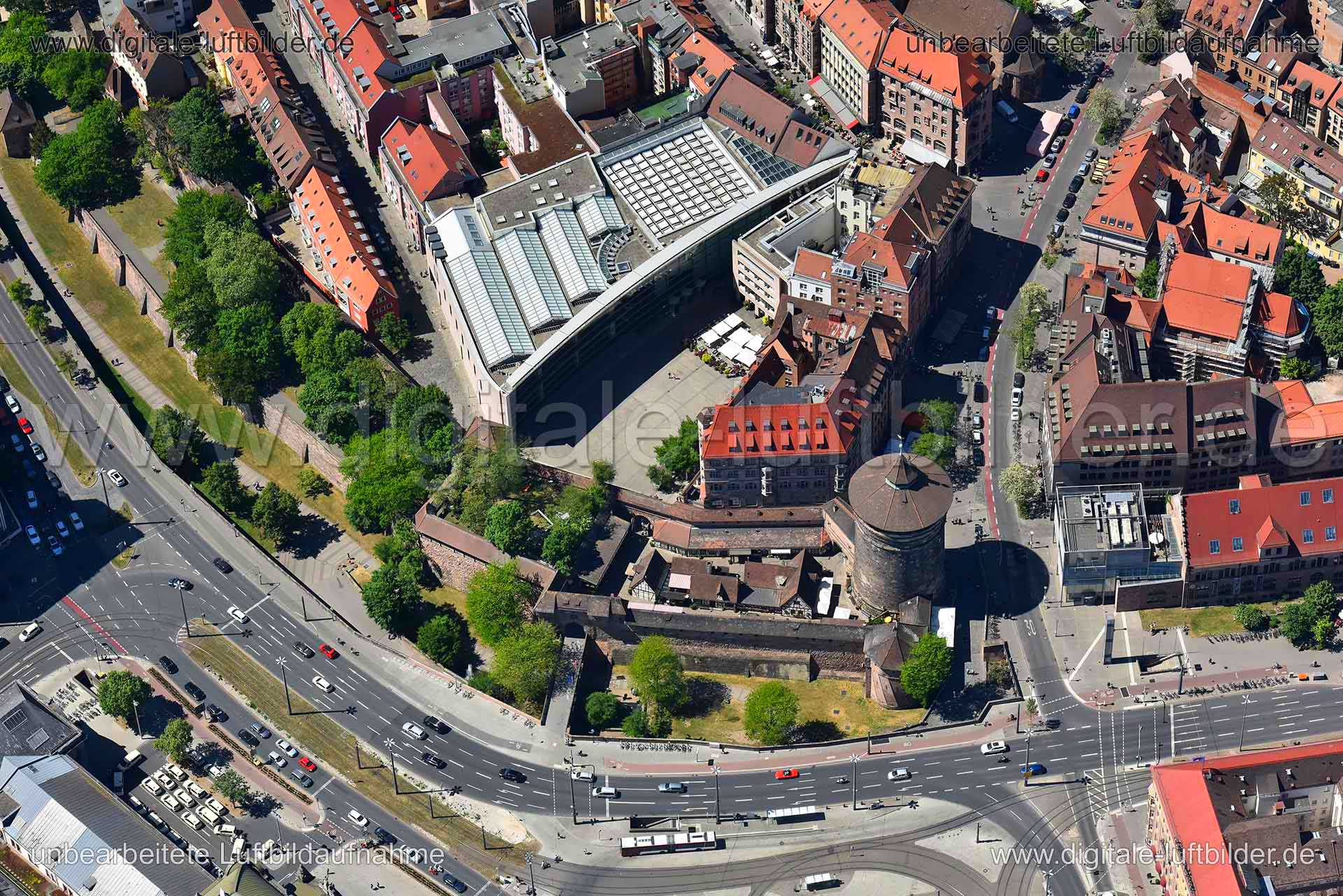 Titel: Klarissenplatz, Bildnummer: n263430, Ort / Stadt: Nürnberg, (Land)Kreis: kreisfreie Stadt Nürnberg, Regierungsbezirk: Mittelfranken, Bundesland: Bayern, Aufnahmedatum: 06.05.2018, Schlagwörter: Luftbild, Luftbilder, Luftbildfotografie, Luftaufnahme, Luftbildaufnahme, Luftfoto, Vogelperspektive, Vogelansicht, Deutschland, Schräg- und Senkrecht-Luftaufnahmen, Orthofotografie, 90402, 90403, Königstraße, Luitpoldstraße, Laufertormauer, Neutormauer, Königstormauer, Hintere Sterngasse, Kartäuse