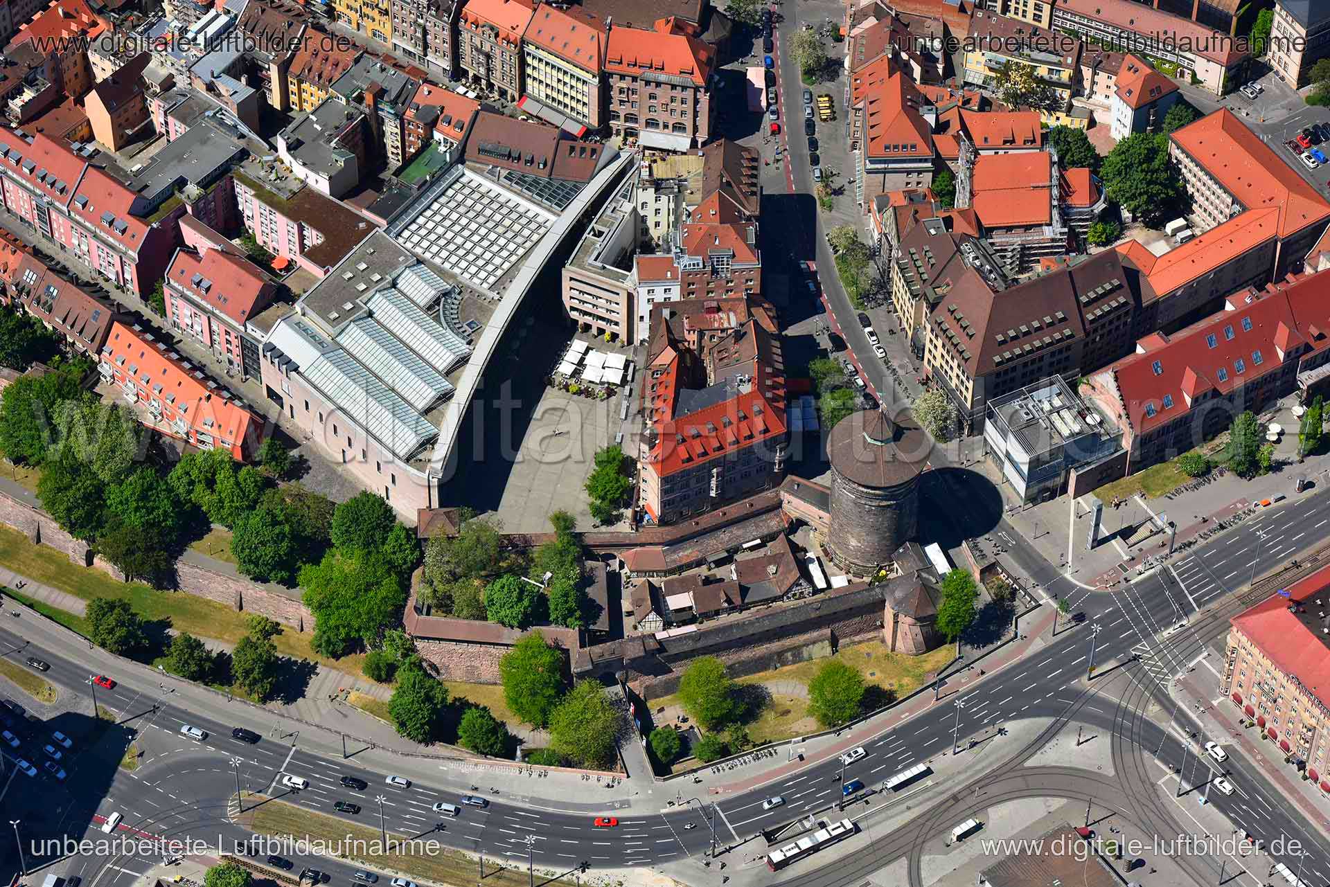 Titel: Klarissenplatz, Bildnummer: n263440, Ort / Stadt: Nürnberg, (Land)Kreis: kreisfreie Stadt Nürnberg, Regierungsbezirk: Mittelfranken, Bundesland: Bayern, Aufnahmedatum: 06.05.2018, Schlagwörter: Luftbild, Luftbilder, Luftbildfotografie, Luftaufnahme, Luftbildaufnahme, Luftfoto, Vogelperspektive, Vogelansicht, Deutschland, Schräg- und Senkrecht-Luftaufnahmen, Orthofotografie, 90402, 90403, Königstraße, Luitpoldstraße, Laufertormauer, Neutormauer, Königstormauer, Hintere Sterngasse, Kartäuse