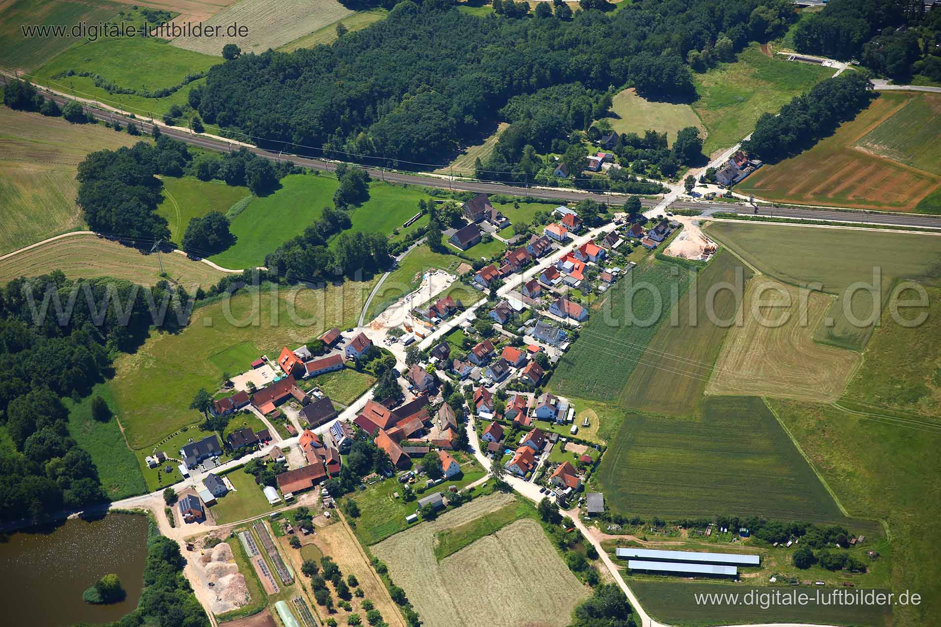 Titel: Kleingründlach, Bildnummer: c220190, Ort / Stadt: Nürnberg, (Land)Kreis: kreisfreie Stadt Nürnberg, Regierungsbezirk: Mittelfranken, Bundesland: Bayern, Aufnahmedatum: 23.06.2016, Schlagwörter: Luftbild, Luftbilder, Luftbildfotografie, Luftaufnahme, Luftbildaufnahme, Luftfoto, Vogelperspektive, Vogelansicht, Deutschland, Schräg- und Senkrecht-Luftaufnahmen, Orthofotografie, Kleingründlach, Kleingründlacher Straße, Knoblauchsland, Zur hohen Weide, Monat: Juni, Jahreszeit: Sommer, Tageszeit
