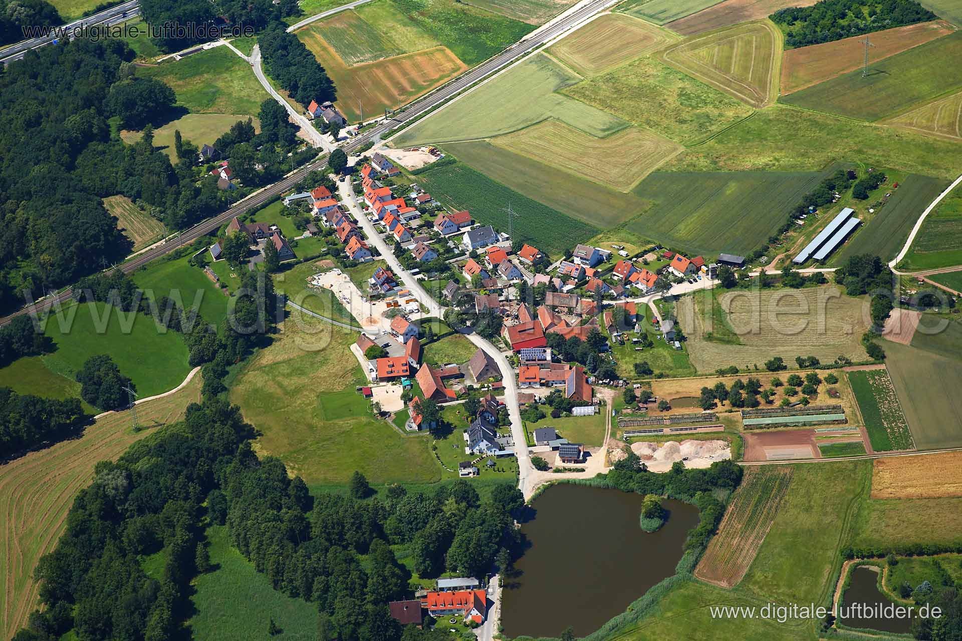 Titel: Kleingründlach, Bildnummer: c220330, Ort / Stadt: Nürnberg, (Land)Kreis: kreisfreie Stadt Nürnberg, Regierungsbezirk: Mittelfranken, Bundesland: Bayern, Aufnahmedatum: 23.06.2016, Schlagwörter: Luftbild, Luftbilder, Luftbildfotografie, Luftaufnahme, Luftbildaufnahme, Luftfoto, Vogelperspektive, Vogelansicht, Deutschland, Schräg- und Senkrecht-Luftaufnahmen, Orthofotografie, Kleingründlach, Kleingründlacher Straße, Knoblauchsland, Zur hohen Weide, Dorf, Acker, Äcker, Landwirtschaft, Monat: