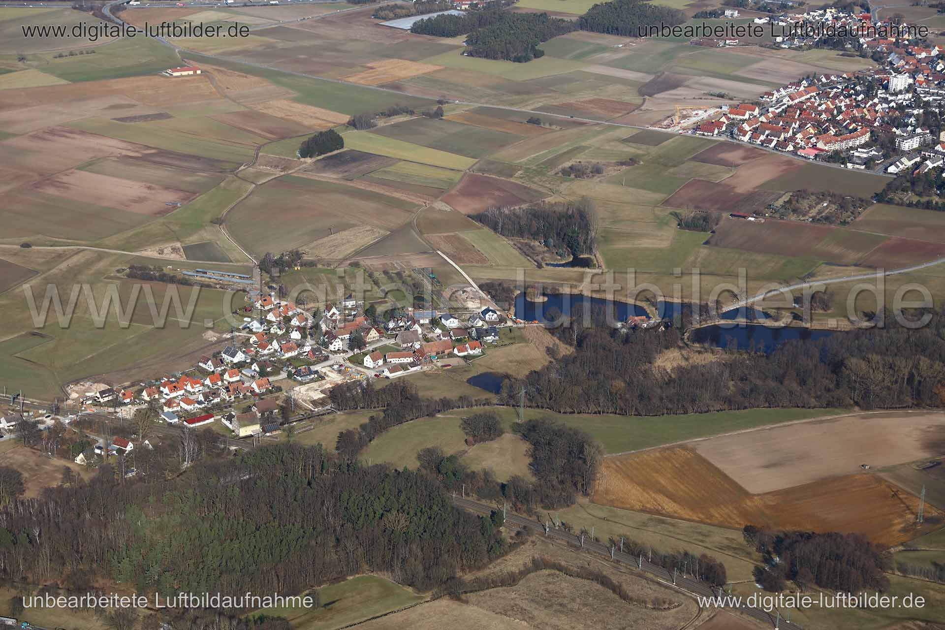 Titel: Kleingründlach, Bildnummer: c254860, Ort / Stadt: Nürnberg, (Land)Kreis: kreisfreie Stadt Nürnberg, Regierungsbezirk: Mittelfranken, Bundesland: Bayern, Aufnahmedatum: 21.03.2018, Schlagwörter: Luftbild, Luftbilder, Luftbildfotografie, Luftaufnahme, Luftbildaufnahme, Luftfoto, Vogelperspektive, Vogelansicht, Deutschland, Schräg- und Senkrecht-Luftaufnahmen, Orthofotografie, Kleingründlach, Knoblauchsland, Acker, Äcker, Landwirtschaft, Mittelbügweg, Dorf, Kleingründlacher Straße, Zur Hohen