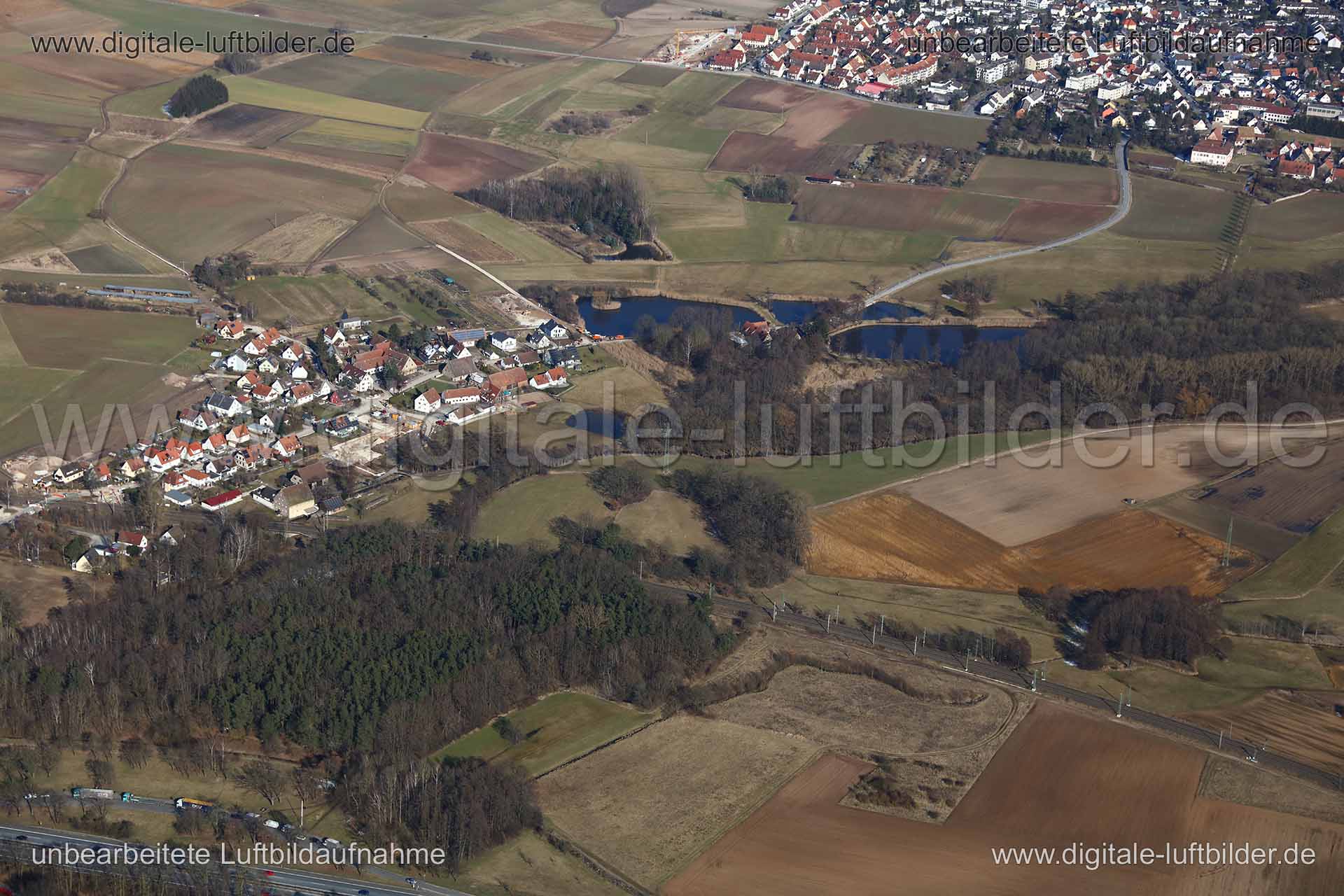 Titel: Kleingründlach, Bildnummer: c254870, Ort / Stadt: Nürnberg, (Land)Kreis: kreisfreie Stadt Nürnberg, Regierungsbezirk: Mittelfranken, Bundesland: Bayern, Aufnahmedatum: 21.03.2018, Schlagwörter: Luftbild, Luftbilder, Luftbildfotografie, Luftaufnahme, Luftbildaufnahme, Luftfoto, Vogelperspektive, Vogelansicht, Deutschland, Schräg- und Senkrecht-Luftaufnahmen, Orthofotografie, Kleingründlach, Knoblauchsland, Acker, Äcker, Landwirtschaft, Mittelbügweg, Dorf, Kleingründlacher Straße, Zur Hohen
