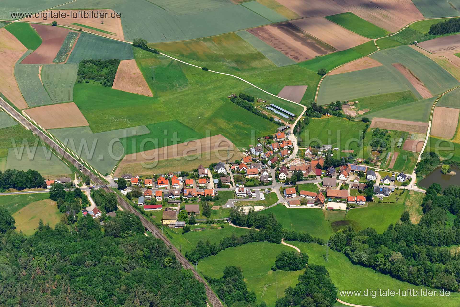 Titel: Kleingründlach, Bildnummer: n300220, Ort / Stadt: Nürnberg, (Land)Kreis: kreisfreie Stadt Nürnberg, Regierungsbezirk: Mittelfranken, Bundesland: Bayern, Aufnahmedatum: 03.06.2019, Schlagwörter: Luftbild, Luftbilder, Luftbildfotografie, Luftaufnahme, Luftbildaufnahme, Luftfoto, Vogelperspektive, Vogelansicht, Deutschland, Schräg- und Senkrecht-Luftaufnahmen, Orthofotografie, Kleingründlach, Dorf, Acker, Äcker, Landwirtschaft, Knoblauchsland, Monat: Juni, Jahreszeit: Sommer, Tageszeit: Mitt