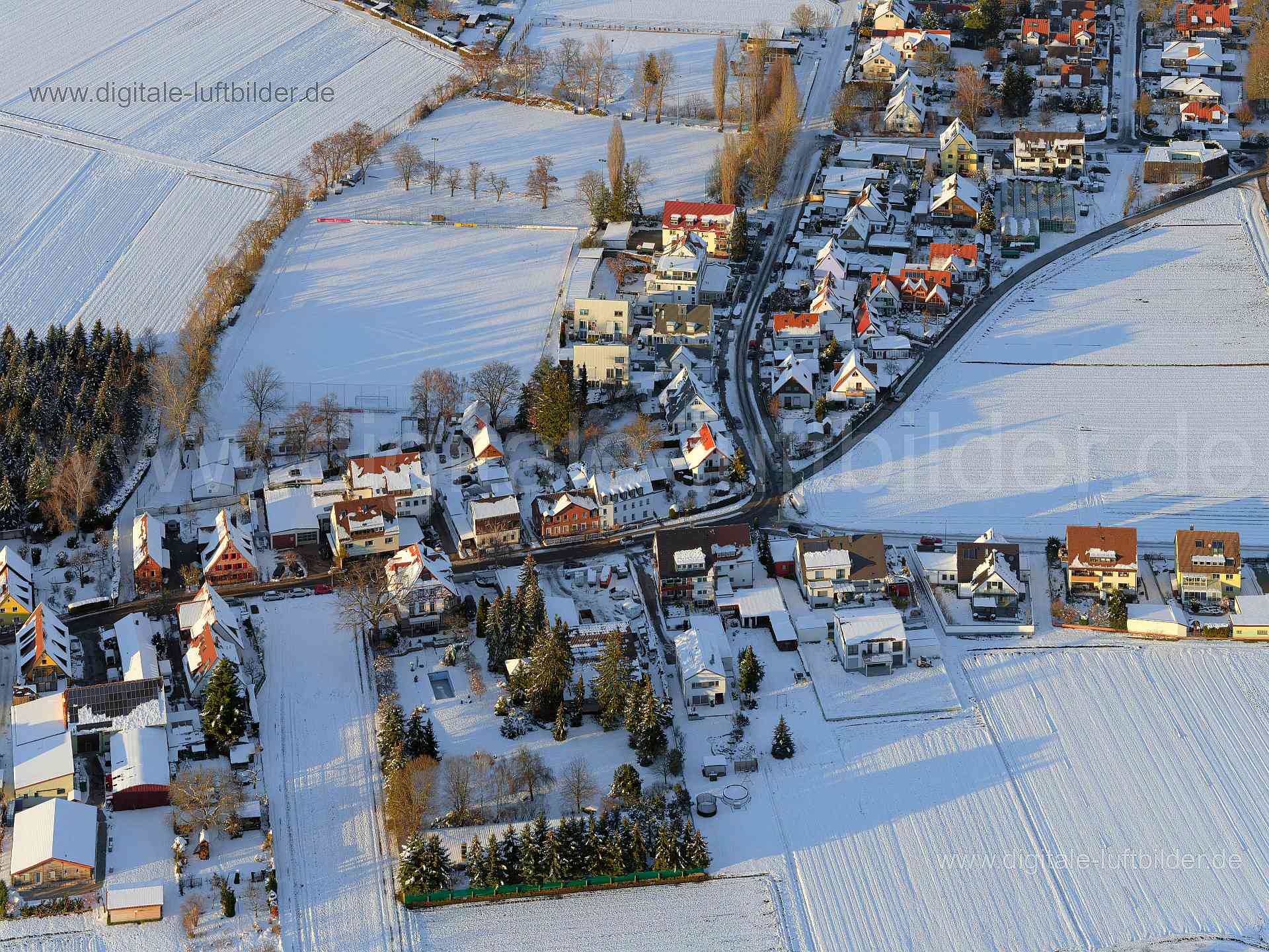 Titel: Kleinreuth hinter der Veste, Bildnummer: f393750, Ort / Stadt: Nürnberg, (Land)Kreis: kreisfreie Stadt Nürnberg, Regierungsbezirk: Mittelfranken, Bundesland: Bayern, Aufnahmedatum: 13.02.2021, Schlagwörter: Luftbild, Luftbilder, Luftbildfotografie, Luftaufnahme, Luftbildaufnahme, Luftfoto, Vogelperspektive, Vogelansicht, Schräg- und Senkrecht-Luftaufnahmen, Orthofotografie, Deutschland, Schnee, Eis, 90425, Nürnberg, Mittelstraße, Kleinreuth hinter der Veste, Acker, Äcker, Landwirtschaft,