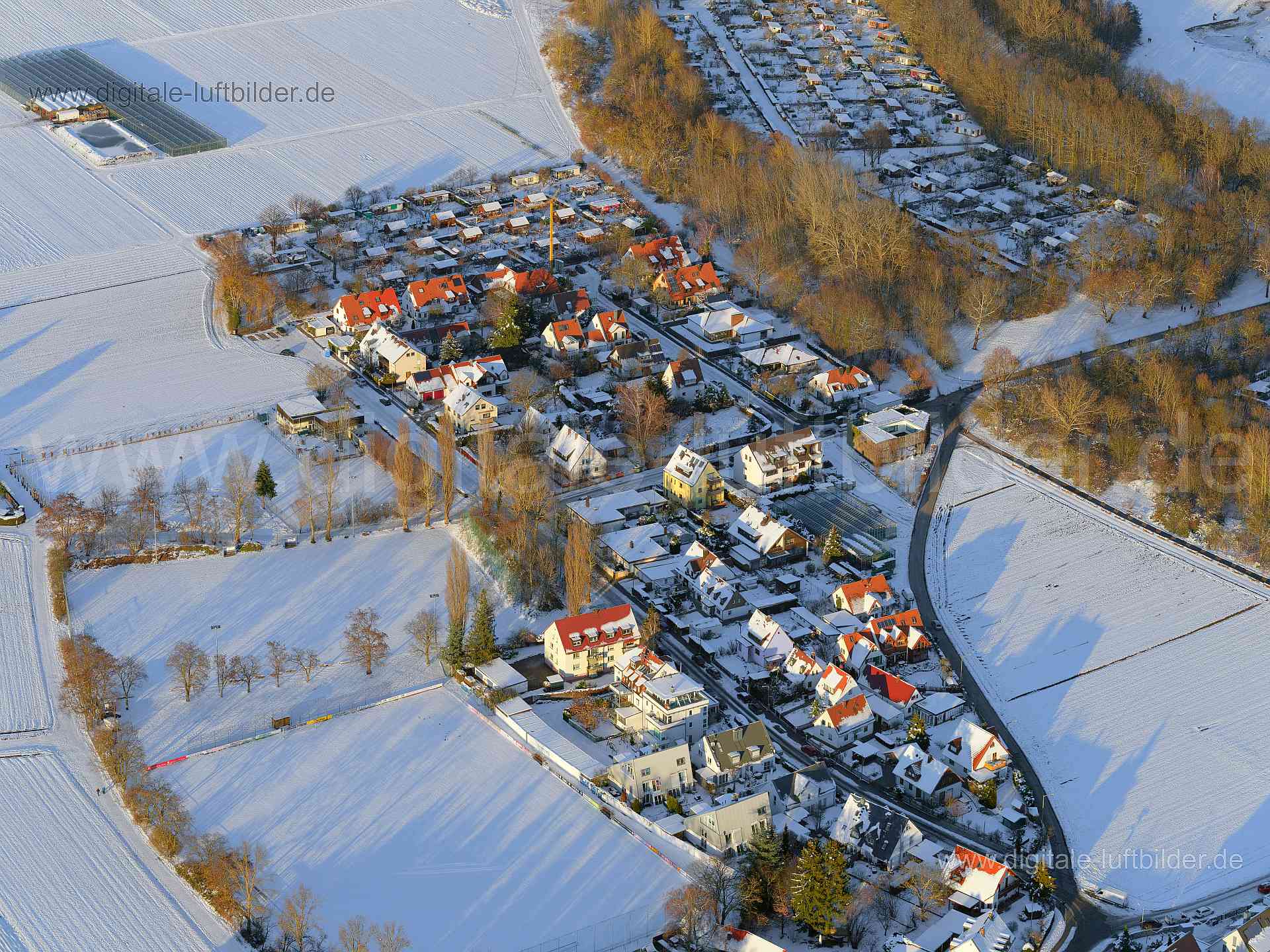 Titel: Kleinreuth hinter der Veste, Bildnummer: f393770, Ort / Stadt: Nürnberg, (Land)Kreis: kreisfreie Stadt Nürnberg, Regierungsbezirk: Mittelfranken, Bundesland: Bayern, Aufnahmedatum: 13.02.2021, Schlagwörter: Luftbild, Luftbilder, Luftbildfotografie, Luftaufnahme, Luftbildaufnahme, Luftfoto, Vogelperspektive, Vogelansicht, Schräg- und Senkrecht-Luftaufnahmen, Orthofotografie, Deutschland, Schnee, Eis, Kleinreuth hinter der Veste, Acker, Äcker, Landwirtschaft, Knoblauchsland, Monat: Februar,