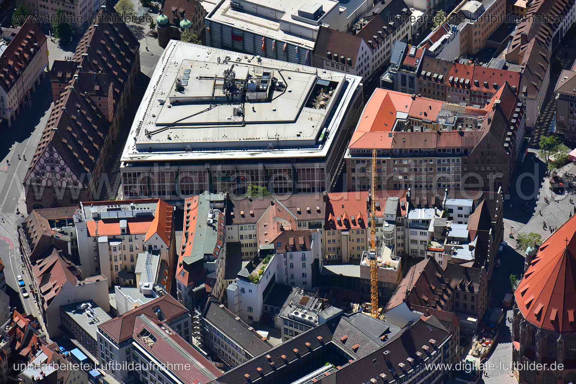Titel: Königstraße, Bildnummer: n263390, Ort / Stadt: Nürnberg, (Land)Kreis: kreisfreie Stadt Nürnberg, Regierungsbezirk: Mittelfranken, Bundesland: Bayern, Aufnahmedatum: 06.05.2018, Schlagwörter: Luftbild, Luftbilder, Luftbildfotografie, Luftaufnahme, Luftbildaufnahme, Luftfoto, Vogelperspektive, Vogelansicht, Deutschland, Schräg- und Senkrecht-Luftaufnahmen, Orthofotografie, 90402, Königstraße, Hallplatz, Klaragasse, Pfannenschmiedsgasse, Breite Gasse, Weikertsgäßchen, Lorenzer Platz, Bankgas