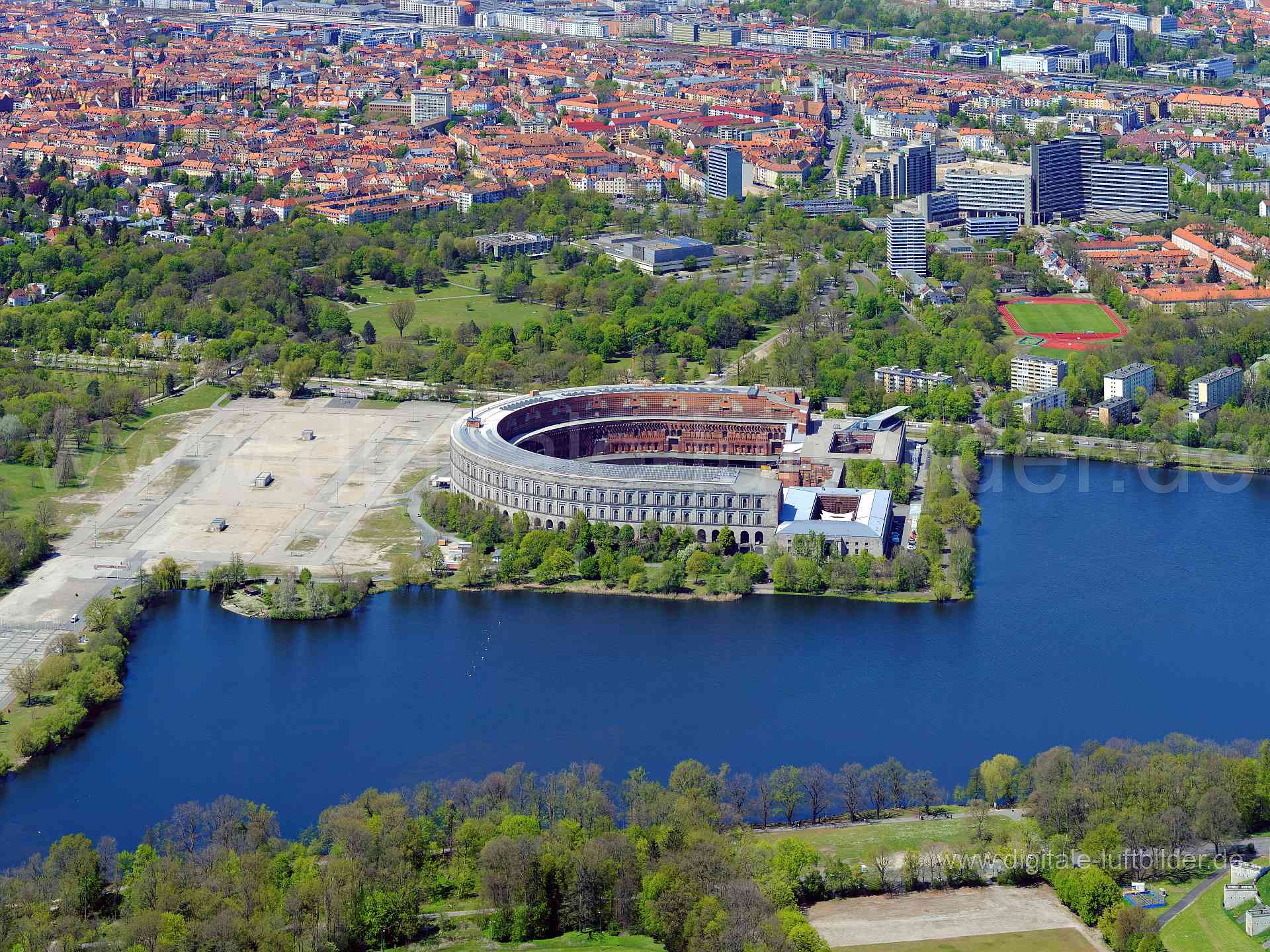 Titel: Kongresshalle, Bildnummer: f425030, Ort / Stadt: Nürnberg, (Land)Kreis: kreisfreie Stadt Nürnberg, Regierungsbezirk: Mittelfranken, Bundesland: Bayern, Aufnahmedatum: 09.05.2021, Schlagwörter: Luftbild, Luftbilder, Luftbildfotografie, Luftaufnahme, Luftbildaufnahme, Luftfoto, Vogelperspektive, Vogelansicht, Deutschland, Schräg- und Senkrecht-Luftaufnahmen, Orthofotografie, Kongresshalle, Dutzendteich, Große Straße, Volksfestplatz, Bayernstraße, Luitpoldhain, Panorama, Schultheißallee, Mon