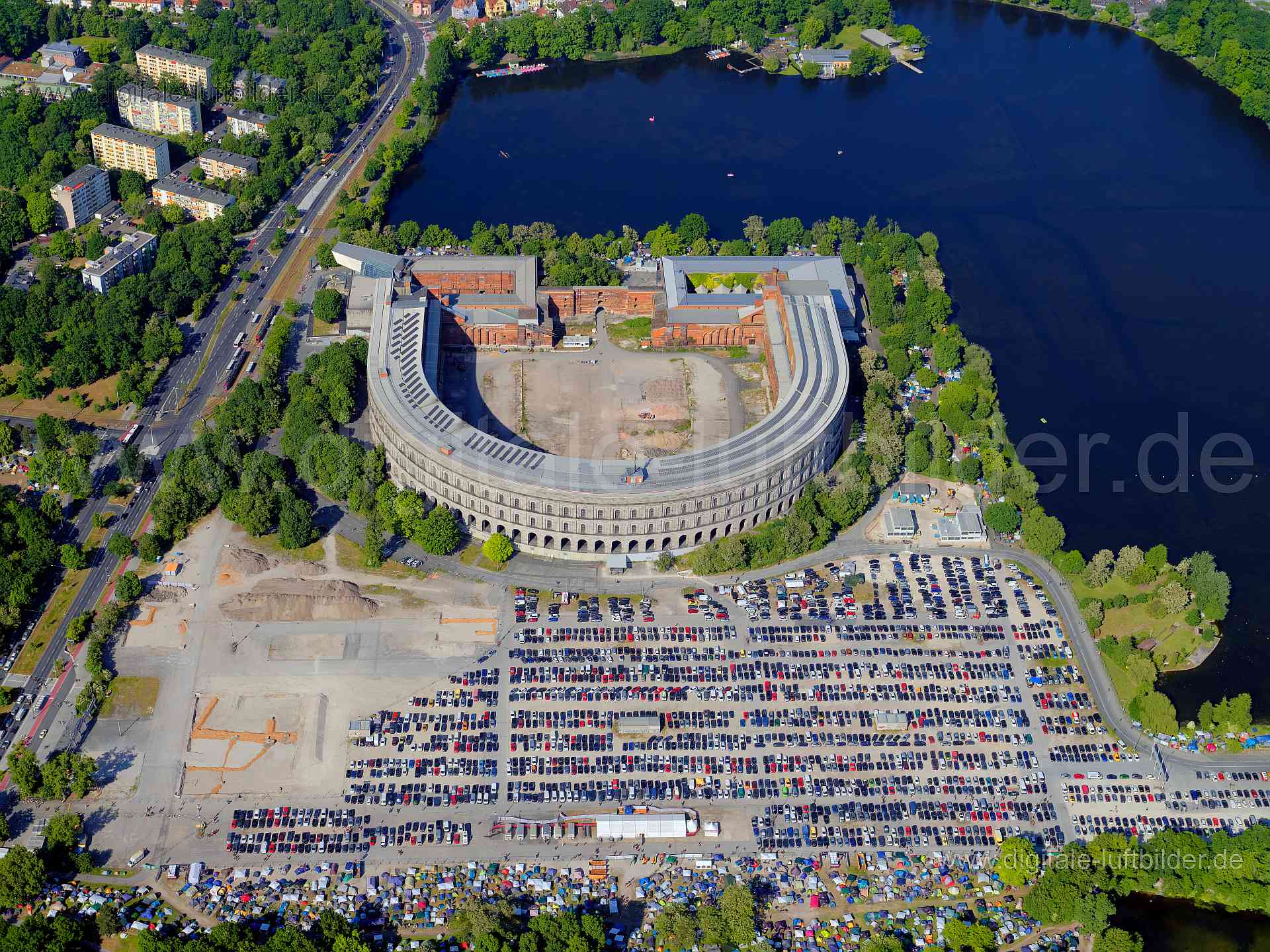 Luftbild - Kongresshalle, Ort: Nürnberg, Tags: Kongresshalle, Dutzendteich, Rock im Park, RiP, Parkplätze, Autos, Parkplat...