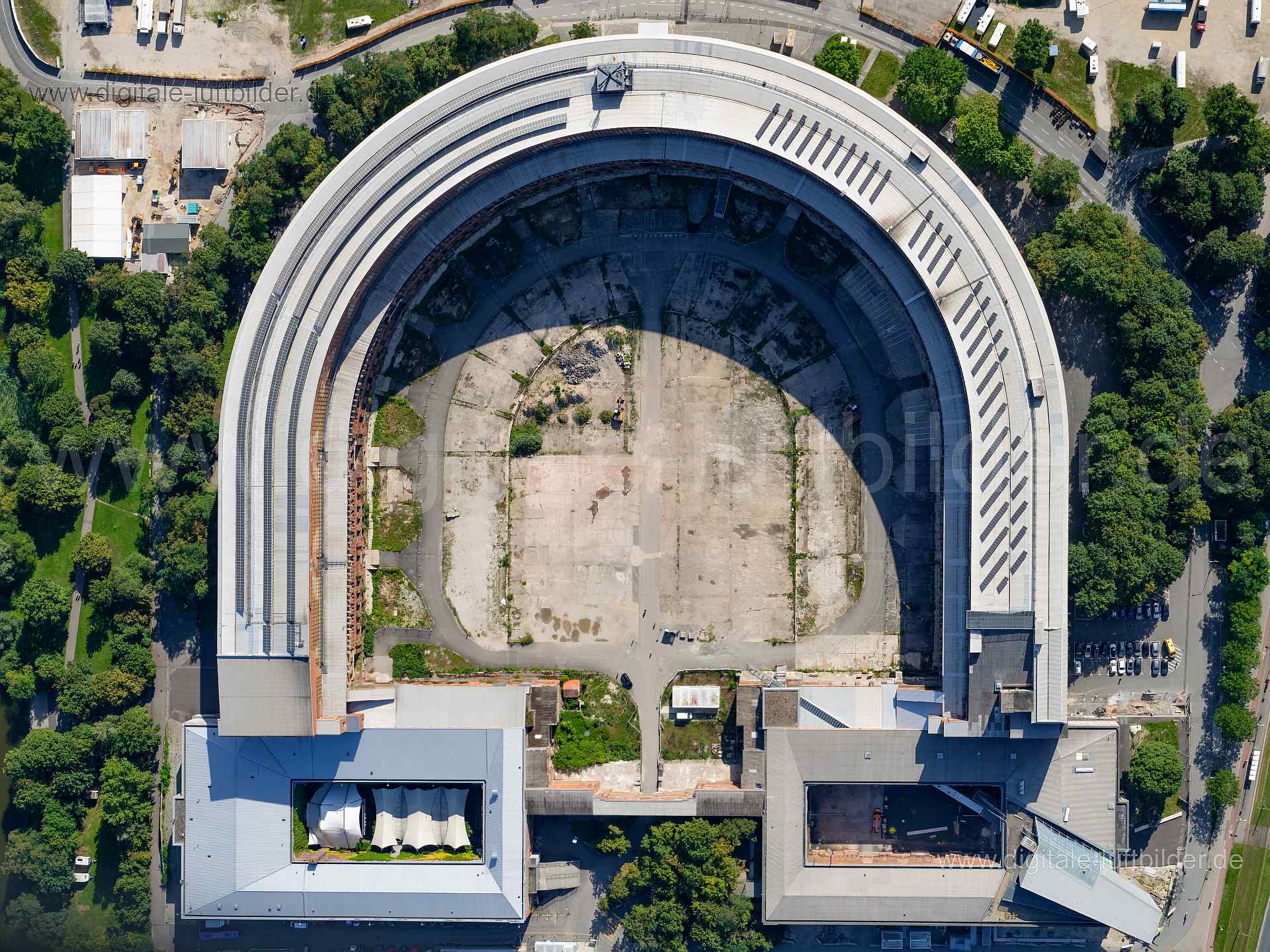 Titel: Kongresshalle, Bildnummer: f514030, Ort / Stadt: Nürnberg, (Land)Kreis: kreisfreie Stadt Nürnberg, Regierungsbezirk: Mittelfranken, Bundesland: Bayern, Aufnahmedatum: 11.08.2023, Schlagwörter: Deutschland, 90471, 90478, Bayernstraße, Nürnberg, Schultheißallee, Kongresshalle, Dutzendteich, Geometrie, Baudenkmal, Denkmalschutz, Monat: August, Jahreszeit: Sommer, Tageszeit: Vormittag / Mittag, Jahr: 2023, Flug ID: 20230811, Bildstatus: unbearbeitetes Rohbild, Bildabmessung: 11648 x 8736 Pixe