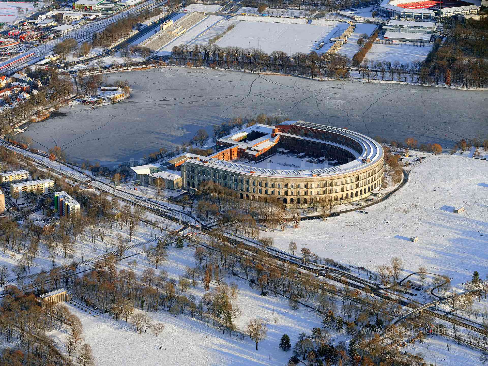 Titel: Kongresshalle & Dutzendteich, Bildnummer: f391790, Ort / Stadt: Nürnberg, (Land)Kreis: kreisfreie Stadt Nürnberg, Regierungsbezirk: Mittelfranken, Bundesland: Bayern, Aufnahmedatum: 13.02.2021, Schlagwörter: Luftbild, Luftbilder, Luftbildfotografie, Luftaufnahme, Luftbildaufnahme, Luftfoto, Vogelperspektive, Vogelansicht, Schräg- und Senkrecht-Luftaufnahmen, Orthofotografie, Deutschland, Schnee, Eis, 90478, Nürnberg, 90471, Elias-Holl-Straße, Jakob-Wolff-Straße, Weidmannstraße, Oskar-von-