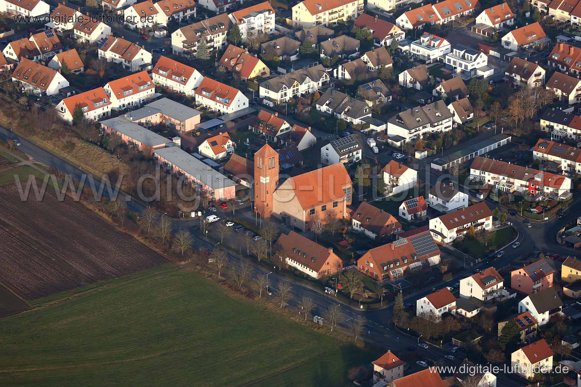 Titel: Kornburg, Bildnummer: c232330, Ort / Stadt: Nürnberg, (Land)Kreis: kreisfreie Stadt Nürnberg, Regierungsbezirk: Mittelfranken, Bundesland: Bayern, Aufnahmedatum: 08.12.2016, Schlagwörter: Luftbild, Luftbilder, Luftbildfotografie, Luftaufnahme, Luftbildaufnahme, Luftfoto, Vogelperspektive, Vogelansicht, Deutschland, Schräg- und Senkrecht-Luftaufnahmen, Orthofotografie, Kornburg, Kirche, Seckendorfstraße, Oberer Kirchensteig, Von-Nassau-Weg, Schenkendorfstraße, Nüßleinweg, Monat: Dezember,