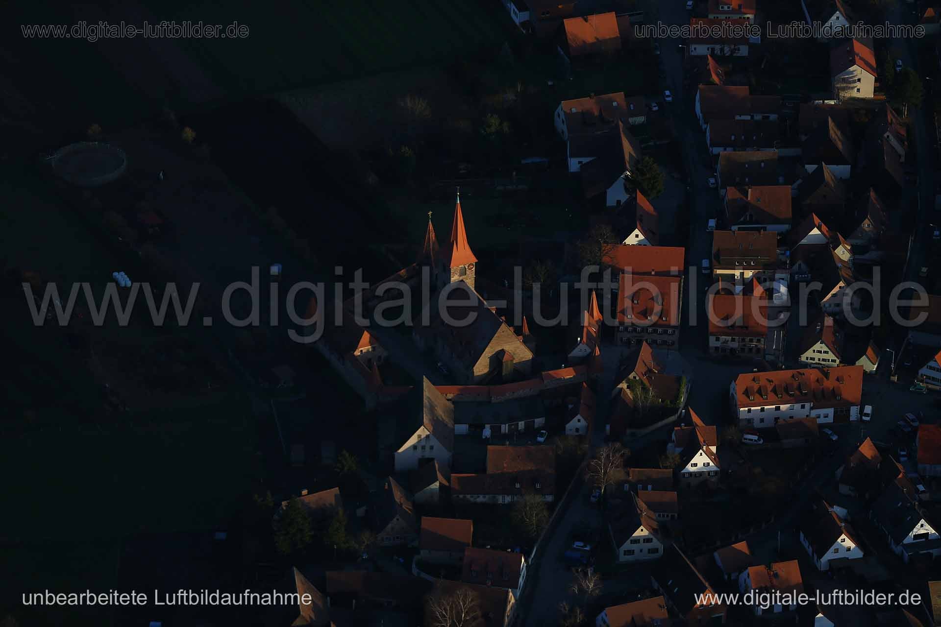 Titel: Kraftshof, Bildnummer: b180380, Ort / Stadt: Nürnberg, (Land)Kreis: kreisfreie Stadt Nürnberg, Regierungsbezirk: Mittelfranken, Bundesland: Bayern, Aufnahmedatum: 22.12.2015, Schlagwörter: Luftbild, Luftbilder, Luftbildfotografie, Luftaufnahme, Luftbildaufnahme, Luftfoto, Vogelperspektive, Vogelansicht, Deutschland, Schräg- und Senkrecht-Luftaufnahmen, Orthofotografie, Kraftshof, Knoblauchsland, Wehrkirche, Kirche, Schiestlstraße, Glaserstraße, Kraftshofer Hauptstraße, Monat: Dezember, Ja