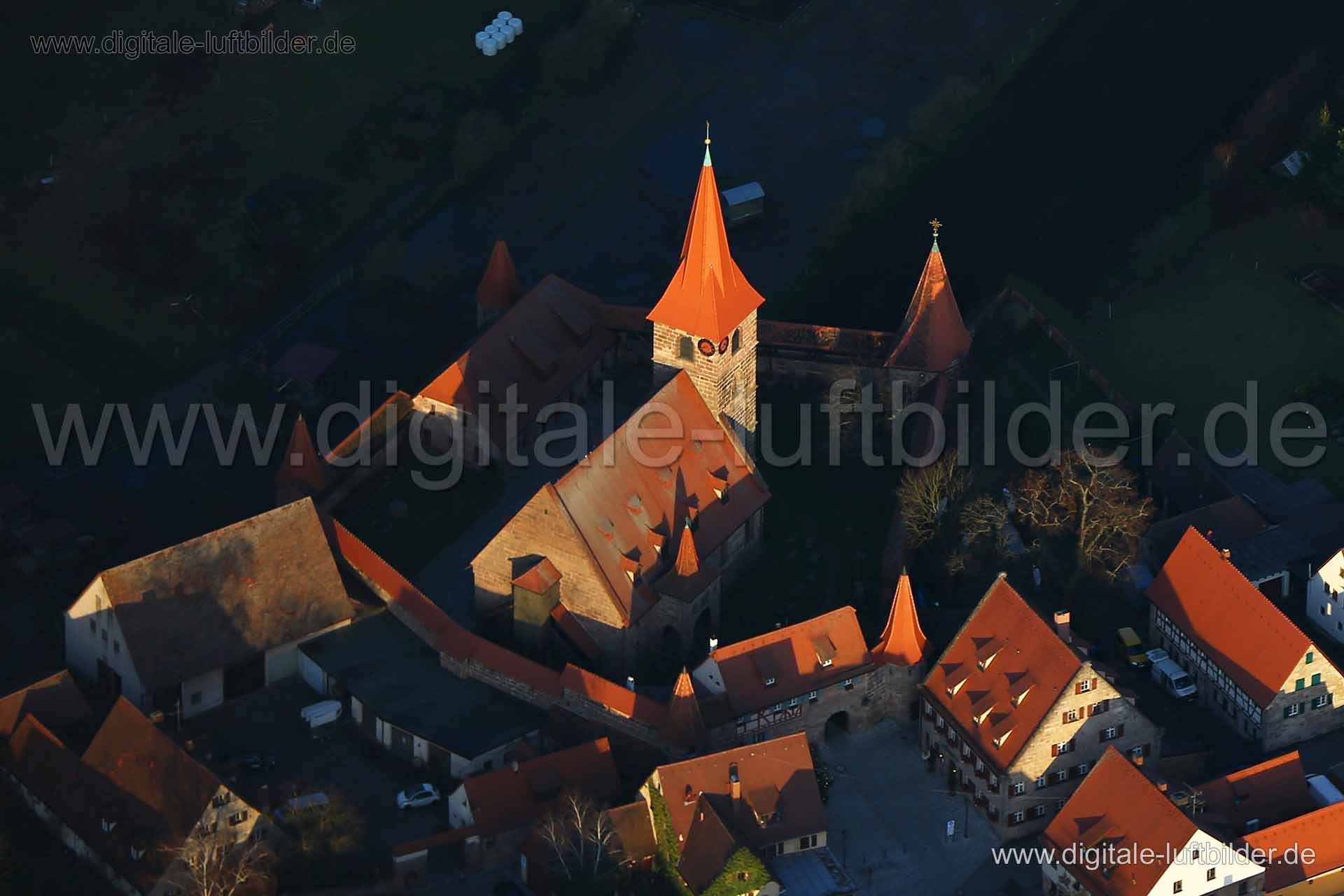 Titel: Kraftshof, Bildnummer: b180430, Ort / Stadt: Nürnberg, (Land)Kreis: kreisfreie Stadt Nürnberg, Regierungsbezirk: Mittelfranken, Bundesland: Bayern, Aufnahmedatum: 22.12.2015, Schlagwörter: Luftbild, Luftbilder, Luftbildfotografie, Luftaufnahme, Luftbildaufnahme, Luftfoto, Vogelperspektive, Vogelansicht, Deutschland, Schräg- und Senkrecht-Luftaufnahmen, Orthofotografie, Kraftshof, Knoblauchsland, Wehrkirche, Kirche, Schiestlstraße, Glaserstraße, Kraftshofer Hauptstraße, Monat: Dezember, Ja