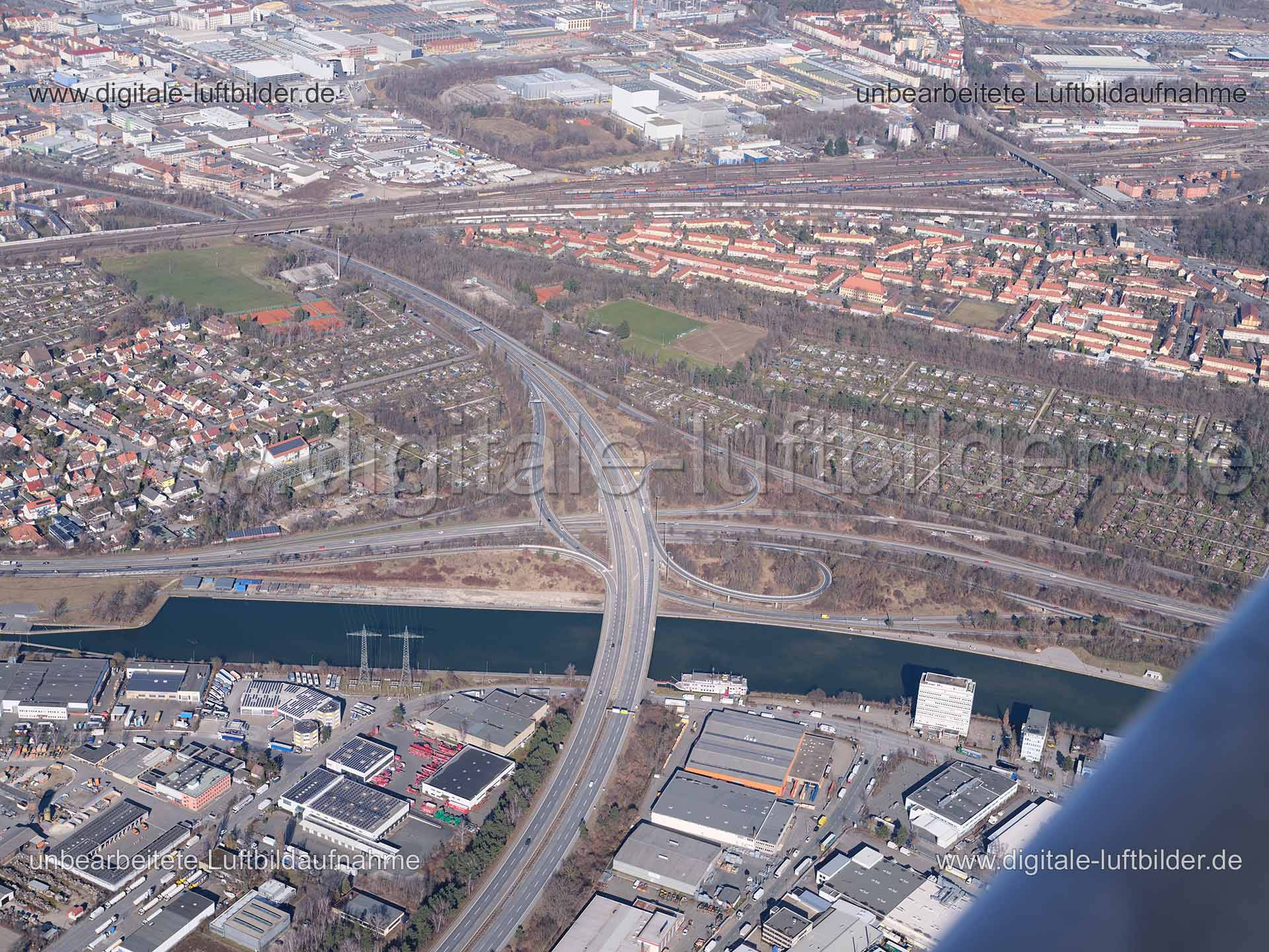 Titel: Kreuz Nürnberg-Hafen, Bildnummer: f403530, Ort / Stadt: Nürnberg, (Land)Kreis: kreisfreie Stadt Nürnberg, Regierungsbezirk: Mittelfranken, Bundesland: Bayern, Aufnahmedatum: 06.03.2021, Schlagwörter: Luftbild, Luftbilder, Luftbildfotografie, Luftaufnahme, Luftbildaufnahme, Luftfoto, Vogelperspektive, Vogelansicht, Deutschland, Schräg- und Senkrecht-Luftaufnahmen, Orthofotografie, Kreuz Nürnberg-Hafen, Frankenschnellweg, Autobahn A73, Autobahn, Südwesttangente, Main-Donau-Kanal, Lechstraße