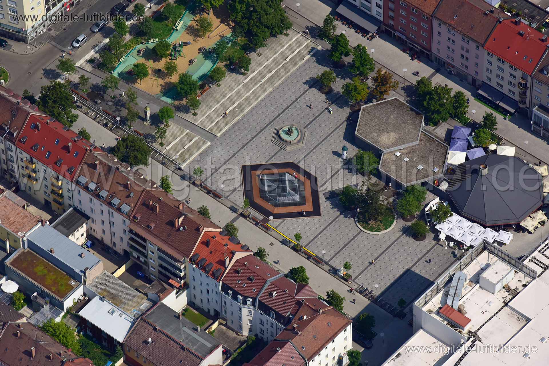 Titel: Kunstbrunnen am Aufseßplatz, Bildnummer: n342250, Ort / Stadt: Nürnberg, (Land)Kreis: kreisfreie Stadt Nürnberg, Regierungsbezirk: Mittelfranken, Bundesland: Bayern, Aufnahmedatum: 24.08.2019, Schlagwörter: Luftbild, Luftbilder, Luftbildfotografie, Luftaufnahme, Luftbildaufnahme, Luftfoto, Vogelperspektive, Vogelansicht, Deutschland, Schräg- und Senkrecht-Luftaufnahmen, Orthofotografie, Kunstbrunnen am Aufseßplatz, Brunnen, Monat: August, Jahreszeit: Sommer, Tageszeit: Mittag / Nachmittag