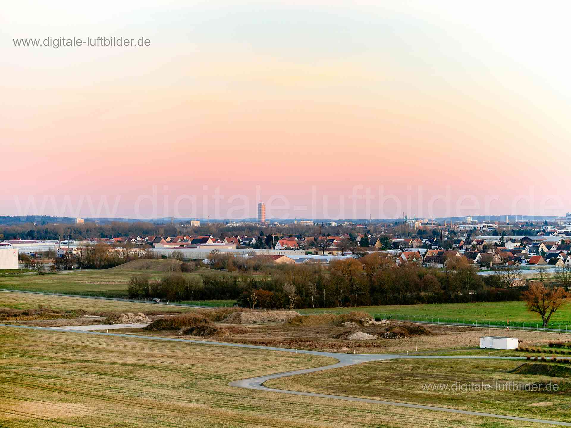 Titel: Landeanflug, Bildnummer: f407970, Ort / Stadt: Nürnberg, (Land)Kreis: kreisfreie Stadt Nürnberg, Regierungsbezirk: Mittelfranken, Bundesland: Bayern, Aufnahmedatum: 06.03.2021, Schlagwörter: Luftbild, Luftbilder, Luftbildfotografie, Luftaufnahme, Luftbildaufnahme, Luftfoto, Vogelperspektive, Vogelansicht, Deutschland, Schräg- und Senkrecht-Luftaufnahmen, Orthofotografie, Landeanflug, Albrecht-Dürer-Airport, Flughafen, Knoblauchsland, Almoshof, Panorama, Himmel. Horizont, Monat: März, Jahr