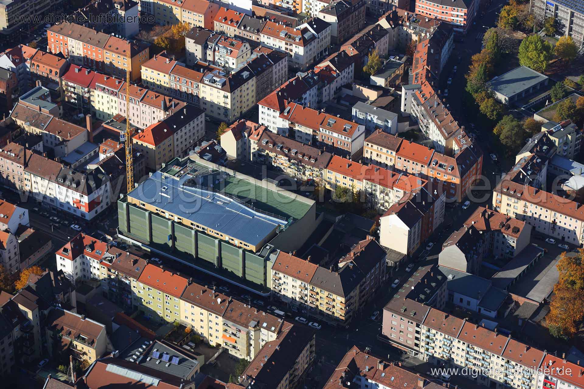 Titel: Landgrabenstraße, Bildnummer: c122050, Ort / Stadt: Nürnberg, (Land)Kreis: kreisfreie Stadt Nürnberg, Regierungsbezirk: Mittelfranken, Bundesland: Bayern, Aufnahmedatum: 03.11.2014, Schlagwörter: Luftbild, Luftbilder, Luftbildfotografie, Luftaufnahme, Luftbildaufnahme, Luftfoto, Vogelperspektive, Vogelansicht, Deutschland, Schräg- und Senkrecht-Luftaufnahmen, Orthofotografie, Landgrabenstraße, Bulmanstraße, Hummelsteiner Weg, Baustelle, Parkhaus, Bauhaus, Breitscheidstraße, Südstadt, Gewe