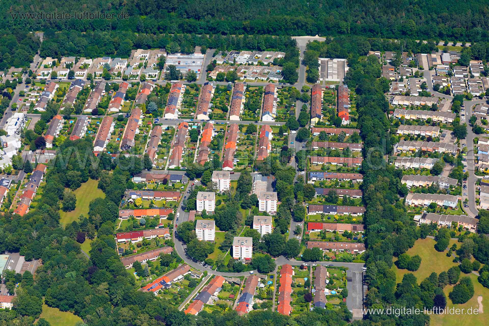 Titel: Langwasser, Bildnummer: c310500, Ort / Stadt: Nürnberg, (Land)Kreis: kreisfreie Stadt Nürnberg, Regierungsbezirk: Mittelfranken, Bundesland: Bayern, Aufnahmedatum: 26.06.2019, Schlagwörter: Luftbild, Luftbilder, Luftbildfotografie, Luftaufnahme, Luftbildaufnahme, Luftfoto, Vogelperspektive, Vogelansicht, Deutschland, Schräg- und Senkrecht-Luftaufnahmen, Orthofotografie, 90473, Salzbrunner Straße, Schmiedeberger Straße, Bunzlauer Straße, Josef-Simon-Straße, Max-Wönner-Straße, Carl-Legien-S