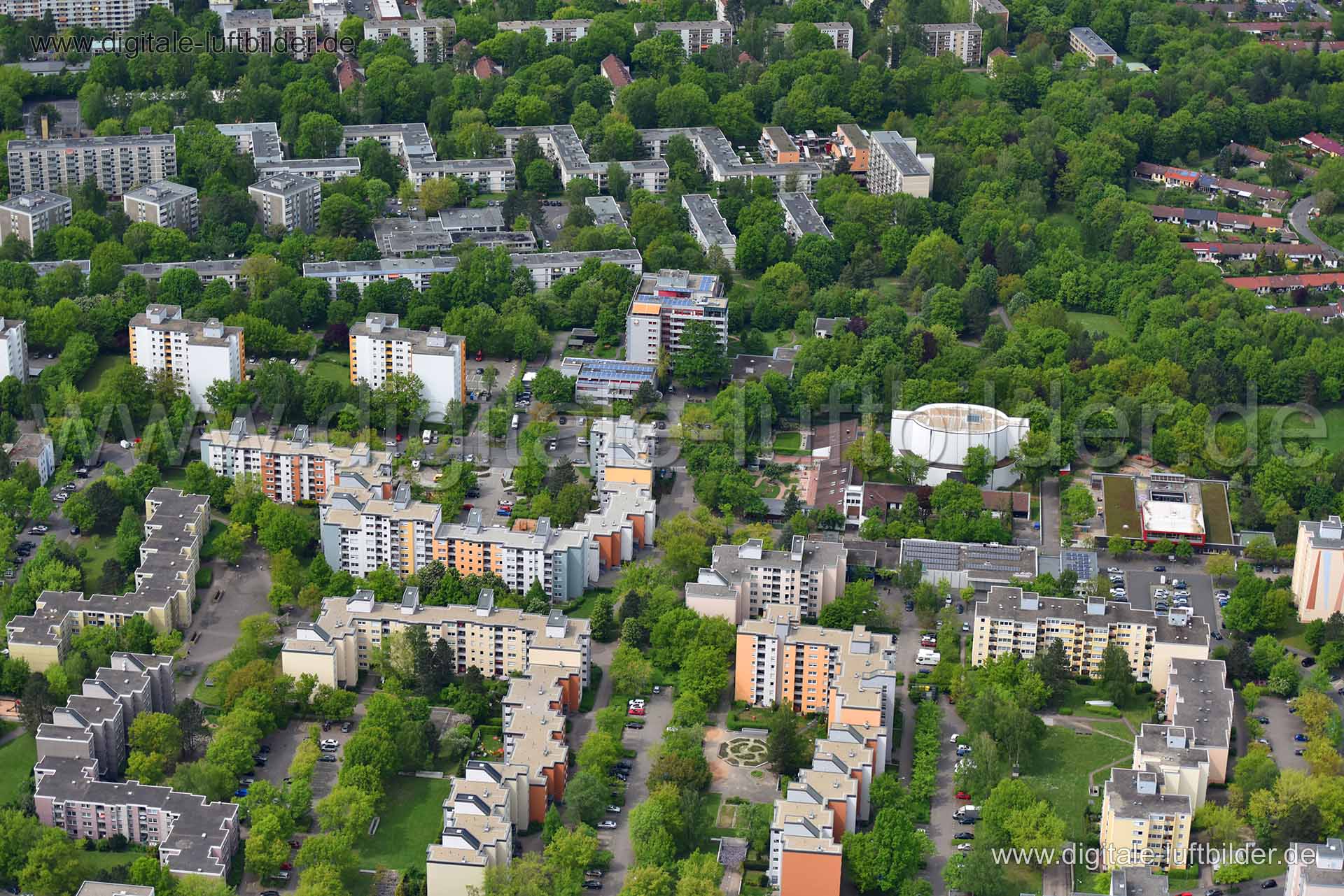 Titel: Langwasser, Bildnummer: n145920, Ort / Stadt: Nürnberg, (Land)Kreis: kreisfreie Stadt Nürnberg, Regierungsbezirk: Mittelfranken, Bundesland: Bayern, Aufnahmedatum: 11.05.2015, Schlagwörter: Luftbild, Luftbilder, Luftbildfotografie, Luftaufnahme, Luftbildaufnahme, Luftfoto, Vogelperspektive, Vogelansicht, Deutschland, Schräg- und Senkrecht-Luftaufnahmen, Orthofotografie, Giesbertsstraße, 90473, Langwasser, Imbuschstraße, Langwasser Südwest, Architektur, Caritas- St. Josef, Striegauer Straß