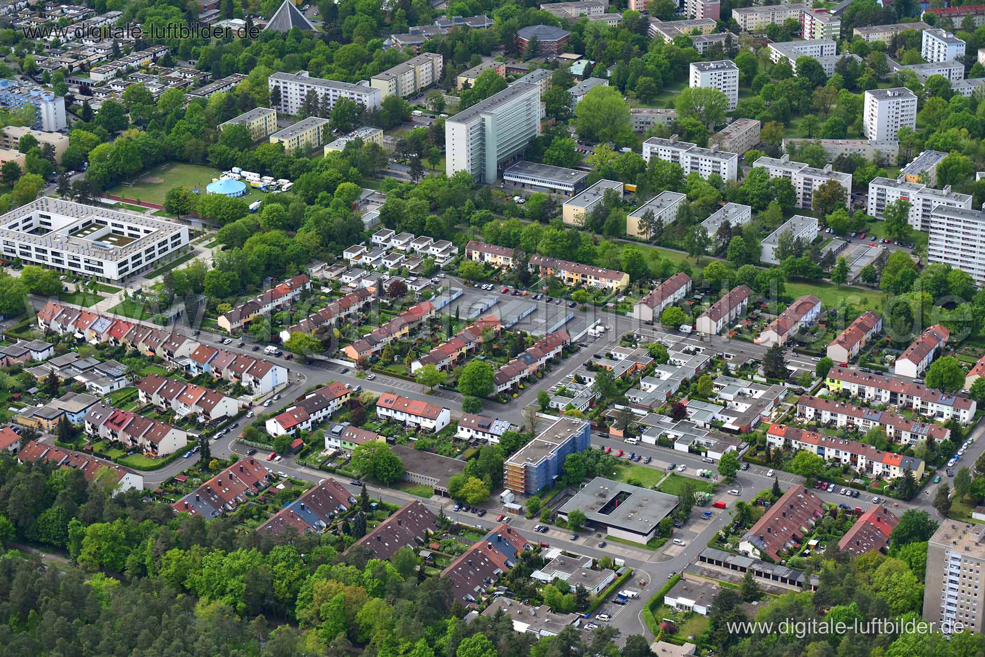Titel: Langwasser, Bildnummer: n145940, Ort / Stadt: Nürnberg, (Land)Kreis: kreisfreie Stadt Nürnberg, Regierungsbezirk: Mittelfranken, Bundesland: Bayern, Aufnahmedatum: 11.05.2015, Schlagwörter: Luftbild, Luftbilder, Luftbildfotografie, Luftaufnahme, Luftbildaufnahme, Luftfoto, Vogelperspektive, Vogelansicht, Deutschland, Schräg- und Senkrecht-Luftaufnahmen, Orthofotografie, Julius-Leber-Straße, Bonhoefferstraße, Reichweinstraße, Giesbertsstraße, 90473, Langwasser, Imbuschstraße, Langwasser Sü