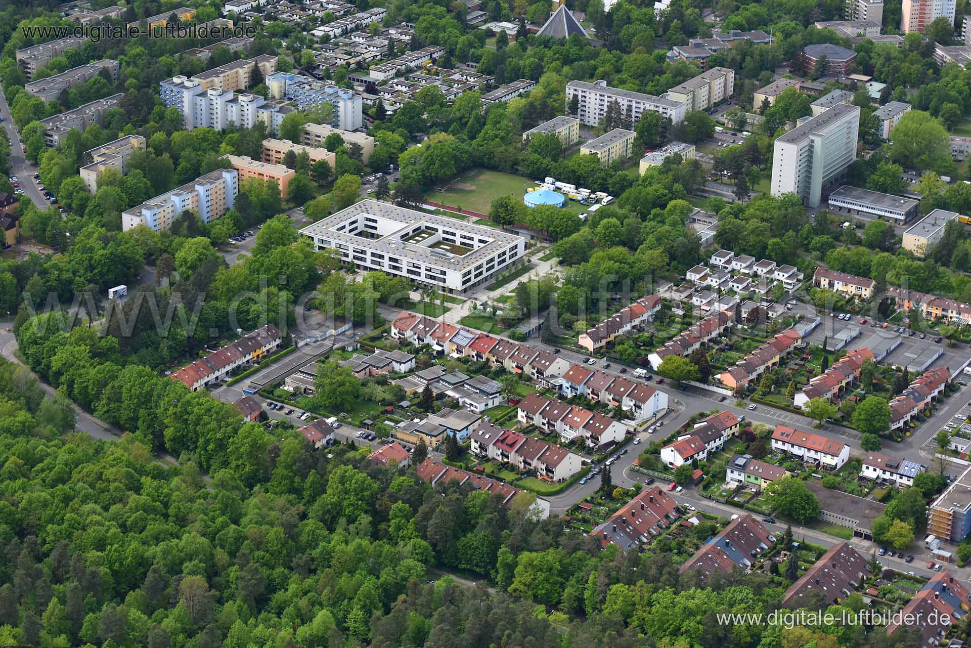 Titel: Langwasser, Bildnummer: n145950, Ort / Stadt: Nürnberg, (Land)Kreis: kreisfreie Stadt Nürnberg, Regierungsbezirk: Mittelfranken, Bundesland: Bayern, Aufnahmedatum: 11.05.2015, Schlagwörter: Luftbild, Luftbilder, Luftbildfotografie, Luftaufnahme, Luftbildaufnahme, Luftfoto, Vogelperspektive, Vogelansicht, Deutschland, Schräg- und Senkrecht-Luftaufnahmen, Orthofotografie, Julius-Leber-Straße, Bonhoefferstraße, Reichweinstraße, Giesbertsstraße, 90473, Langwasser, Langwasser Südost, Görlitzer