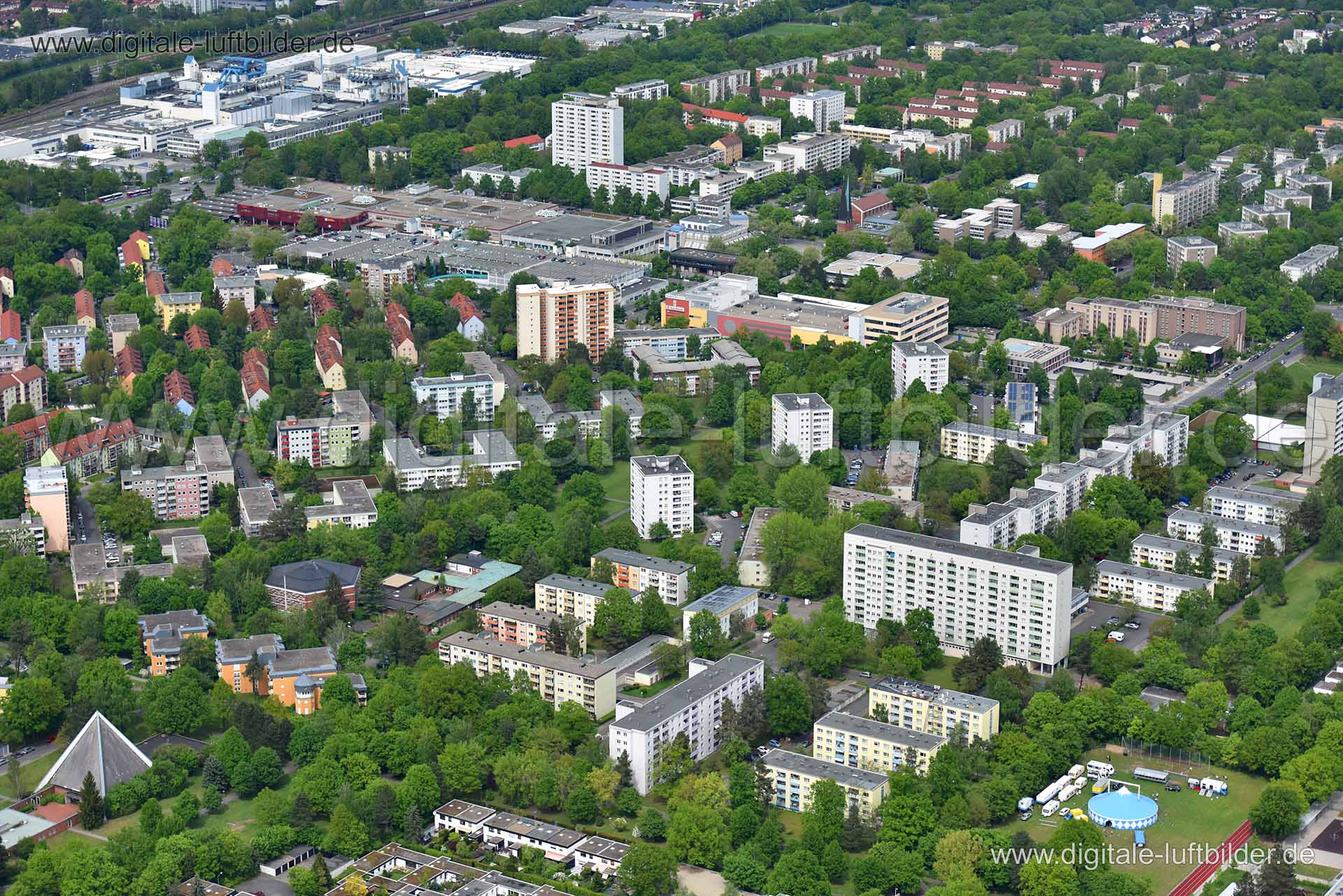Titel: Langwasser, Bildnummer: n146010, Ort / Stadt: Nürnberg, (Land)Kreis: kreisfreie Stadt Nürnberg, Regierungsbezirk: Mittelfranken, Bundesland: Bayern, Aufnahmedatum: 11.05.2015, Schlagwörter: Luftbild, Luftbilder, Luftbildfotografie, Luftaufnahme, Luftbildaufnahme, Luftfoto, Vogelperspektive, Vogelansicht, Deutschland, Schräg- und Senkrecht-Luftaufnahmen, Orthofotografie, Dr.-Linnert-Ring, 90473, Langwasser, Langwasser Südwest, Trebnitzer Straße, Oppelner Straße, Franken-Center, Südöstliche