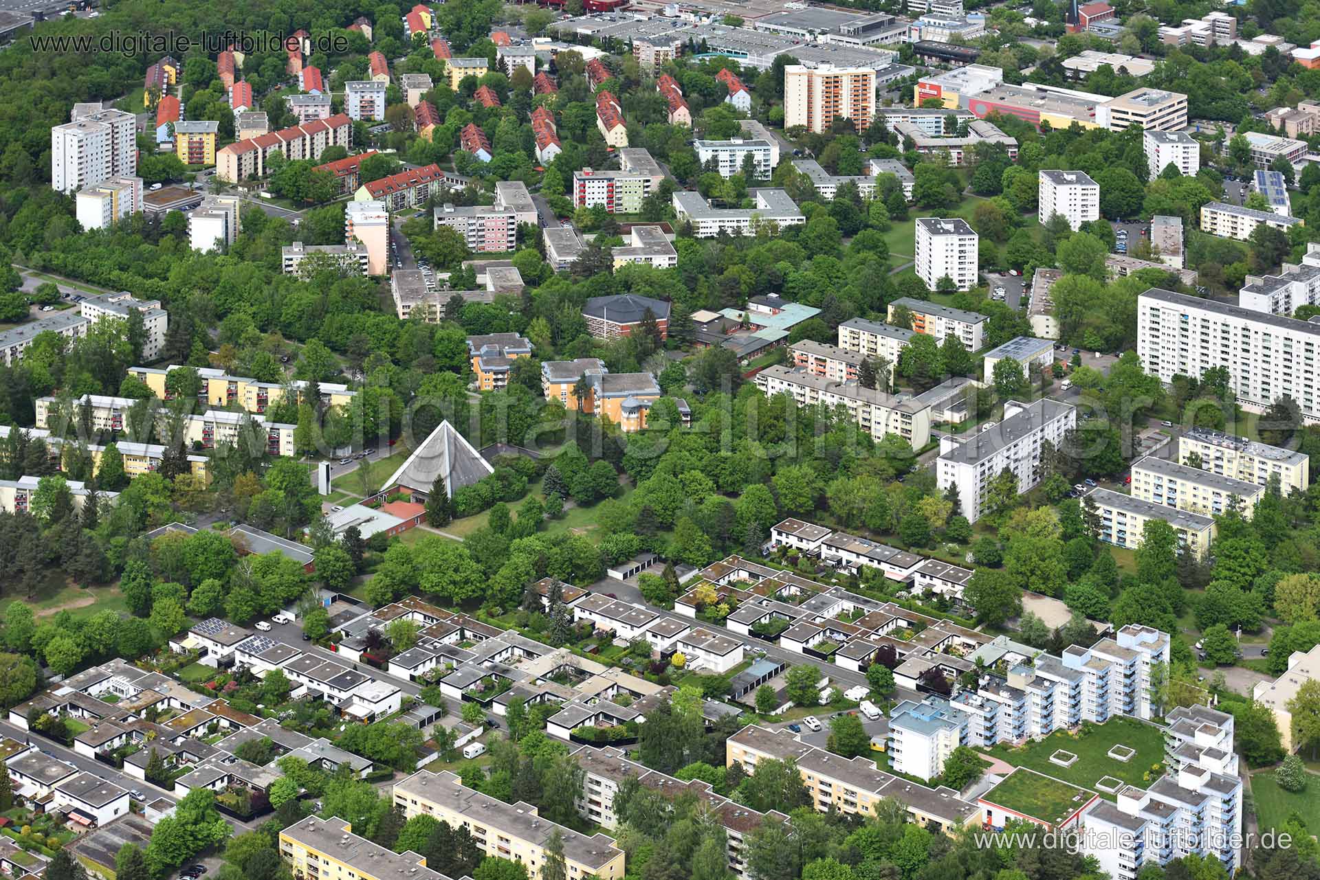 Titel: Langwasser, Bildnummer: n146020, Ort / Stadt: Nürnberg, (Land)Kreis: kreisfreie Stadt Nürnberg, Regierungsbezirk: Mittelfranken, Bundesland: Bayern, Aufnahmedatum: 11.05.2015, Schlagwörter: Luftbild, Luftbilder, Luftbildfotografie, Luftaufnahme, Luftbildaufnahme, Luftfoto, Vogelperspektive, Vogelansicht, Deutschland, Schräg- und Senkrecht-Luftaufnahmen, Orthofotografie, Dr.-Linnert-Ring, 90473, Langwasser, Langwasser Südwest, Trebnitzer Straße, Ohlauer Straße, Görlitzer Straße, Monat: Mai