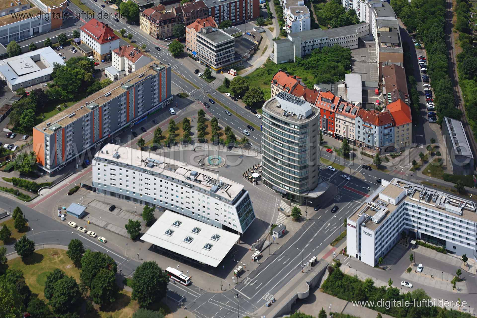 Titel: Leipziger Platz, Bildnummer: c119260, Ort / Stadt: Nürnberg, (Land)Kreis: kreisfreie Stadt Nürnberg, Regierungsbezirk: Mittelfranken, Bundesland: Bayern, Aufnahmedatum: 19.06.2014, Schlagwörter: Luftbild, Luftbilder, Luftbildfotografie, Luftaufnahme, Luftbildaufnahme, Luftfoto, Vogelperspektive, Vogelansicht, Deutschland, Schräg- und Senkrecht-Luftaufnahmen, Orthofotografie, Leipziger Platz, Hochhaus, Delphinhaus, Äußere-Bayreuther-Straße, Kieslingstraße, Merianstraße, Hotel Acom, Gewerbe