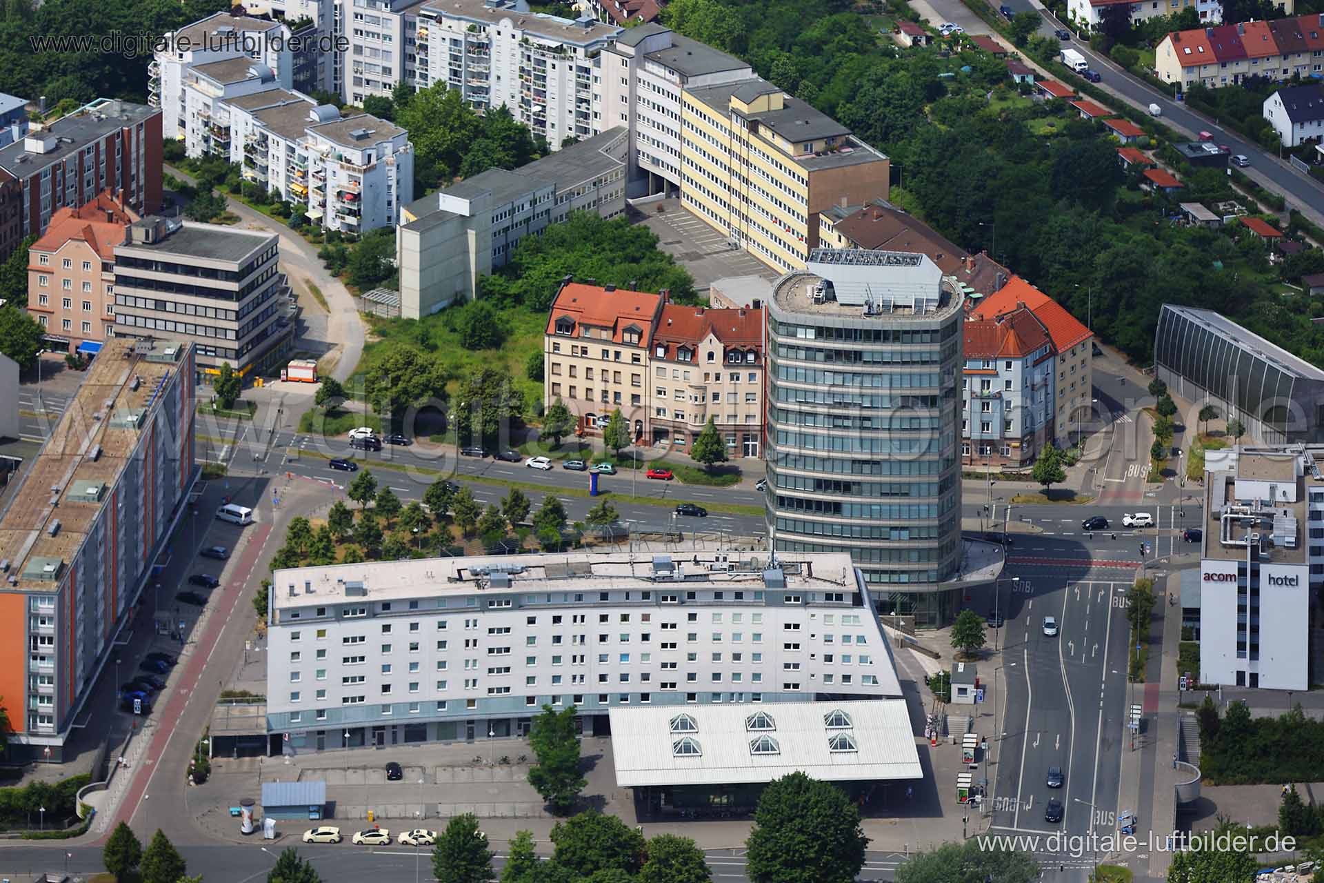 Titel: Leipziger Platz, Bildnummer: c119280, Ort / Stadt: Nürnberg, (Land)Kreis: kreisfreie Stadt Nürnberg, Regierungsbezirk: Mittelfranken, Bundesland: Bayern, Aufnahmedatum: 19.06.2014, Schlagwörter: Luftbild, Luftbilder, Luftbildfotografie, Luftaufnahme, Luftbildaufnahme, Luftfoto, Vogelperspektive, Vogelansicht, Deutschland, Schräg- und Senkrecht-Luftaufnahmen, Orthofotografie, Leipziger Platz, Hochhaus, Delphinhaus, Äußere-Bayreuther-Straße, Kieslingstraße, Merianstraße, Hotel Acom, Georg-B