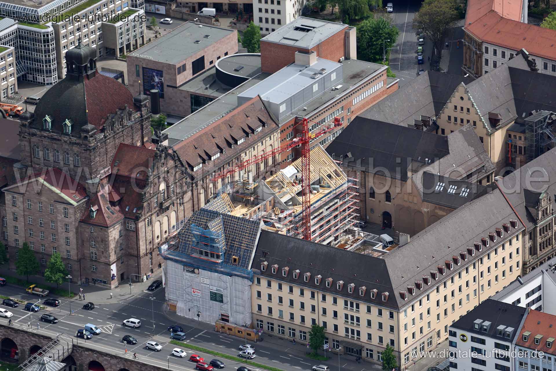 Titel: Lessingstraße, Bildnummer: n148290, Ort / Stadt: Nürnberg, (Land)Kreis: kreisfreie Stadt Nürnberg, Regierungsbezirk: Mittelfranken, Bundesland: Bayern, Aufnahmedatum: 11.05.2015, Schlagwörter: Luftbild, Luftbilder, Luftbildfotografie, Luftaufnahme, Luftbildaufnahme, Luftfoto, Vogelperspektive, Vogelansicht, Deutschland, Schräg- und Senkrecht-Luftaufnahmen, Orthofotografie, Lessingstraße, Baustelle, 90443, Frauentorgraben, Opernhaus, Staatstheater, Kran, Deutscher Hof, Weidenkellerstraße,