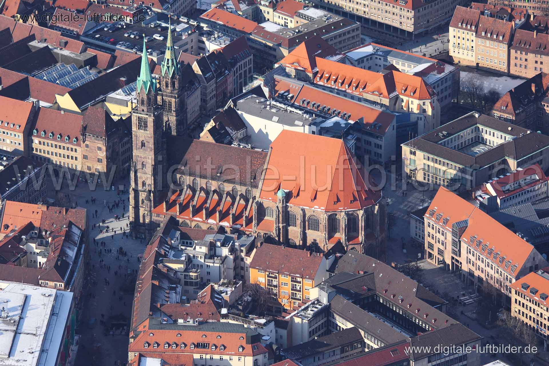 Titel: Lorenzkirche, Bildnummer: cc42530, Ort / Stadt: Nürnberg, (Land)Kreis: kreisfreie Stadt Nürnberg, Regierungsbezirk: Mittelfranken, Bundesland: Bayern, Aufnahmedatum: 11.02.2012, Schlagwörter: Luftbild, Luftbilder, Luftbildfotografie, Luftaufnahme, Luftbildaufnahme, Luftfoto, Vogelperspektive, Vogelansicht, Deutschland, Schräg- und Senkrecht-Luftaufnahmen, Orthofotografie, Lorenzkirche, Kirche, Königstraße, Sparkasse, Lorenzer Straße, Karolinenstraße, Breite Gasse, Touristen, Anziehungspun